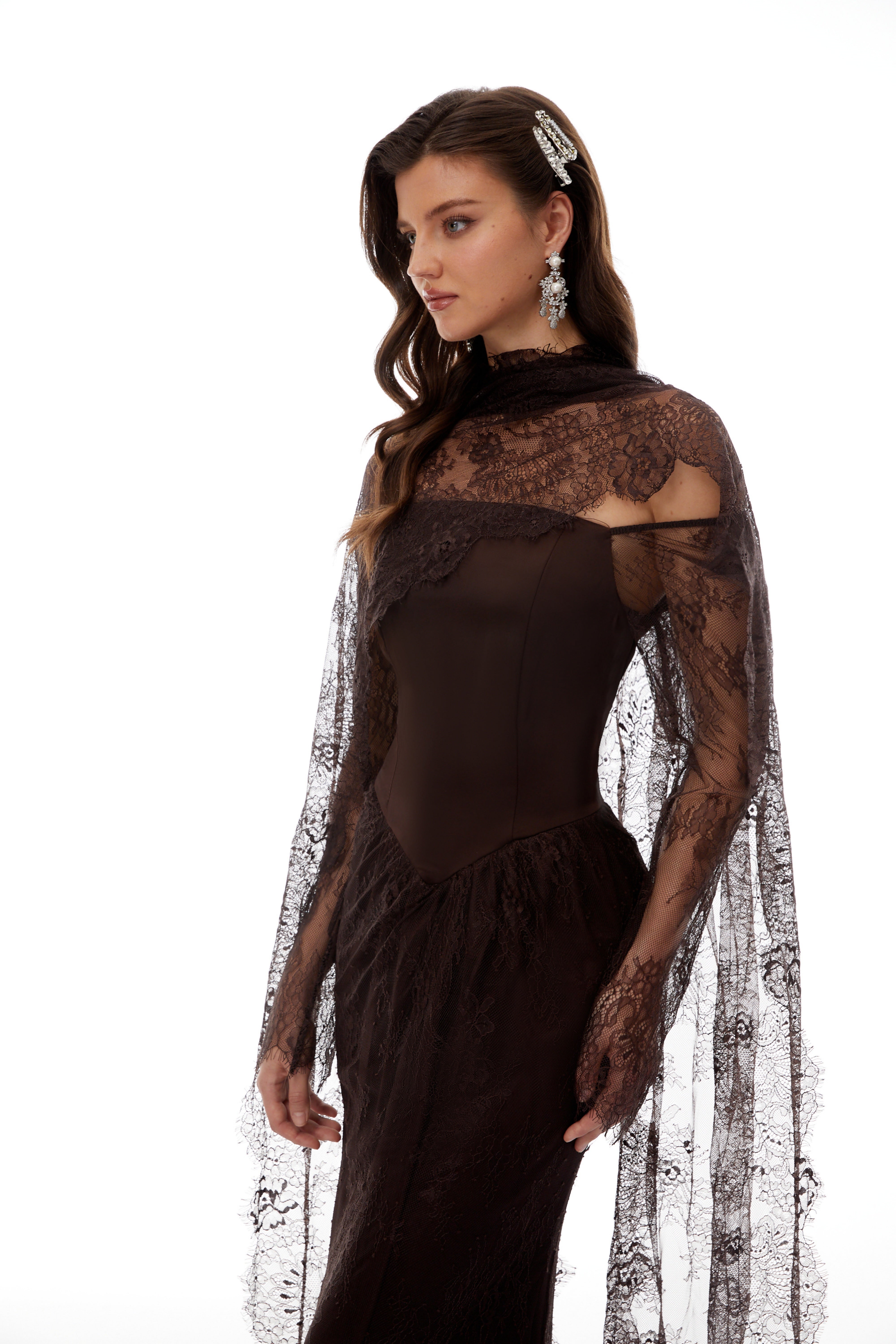Robe longue à fleurs et dentelle Christa Brown avec cape (Vente définitive - États-Unis uniquement)