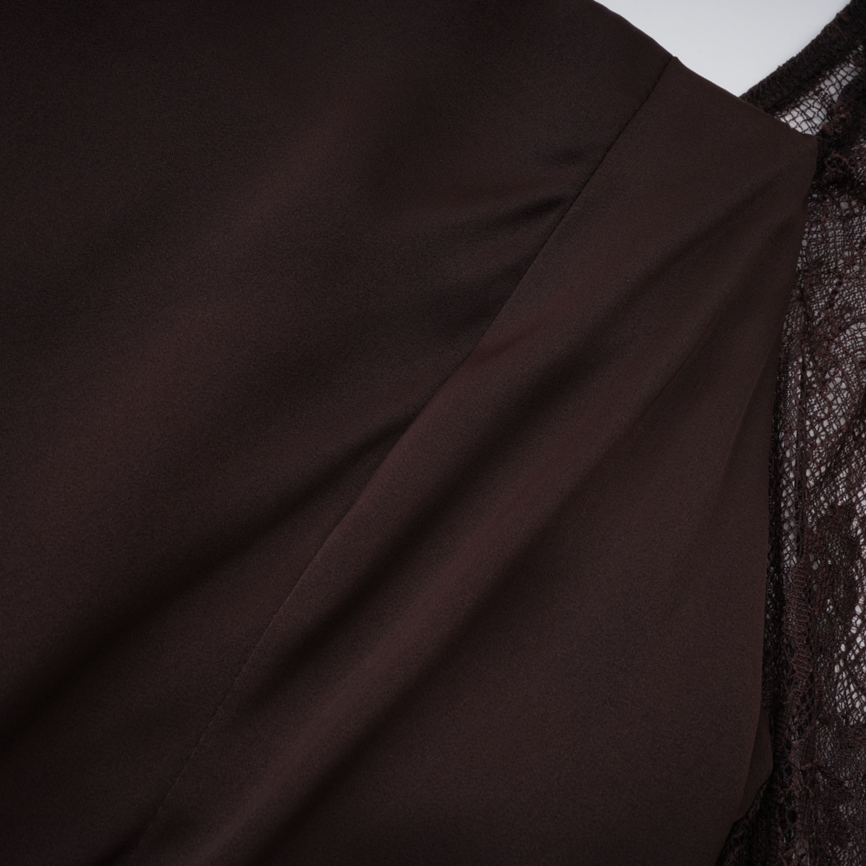 Robe longue à fleurs et dentelle Christa Brown avec cape (Vente définitive - États-Unis uniquement)