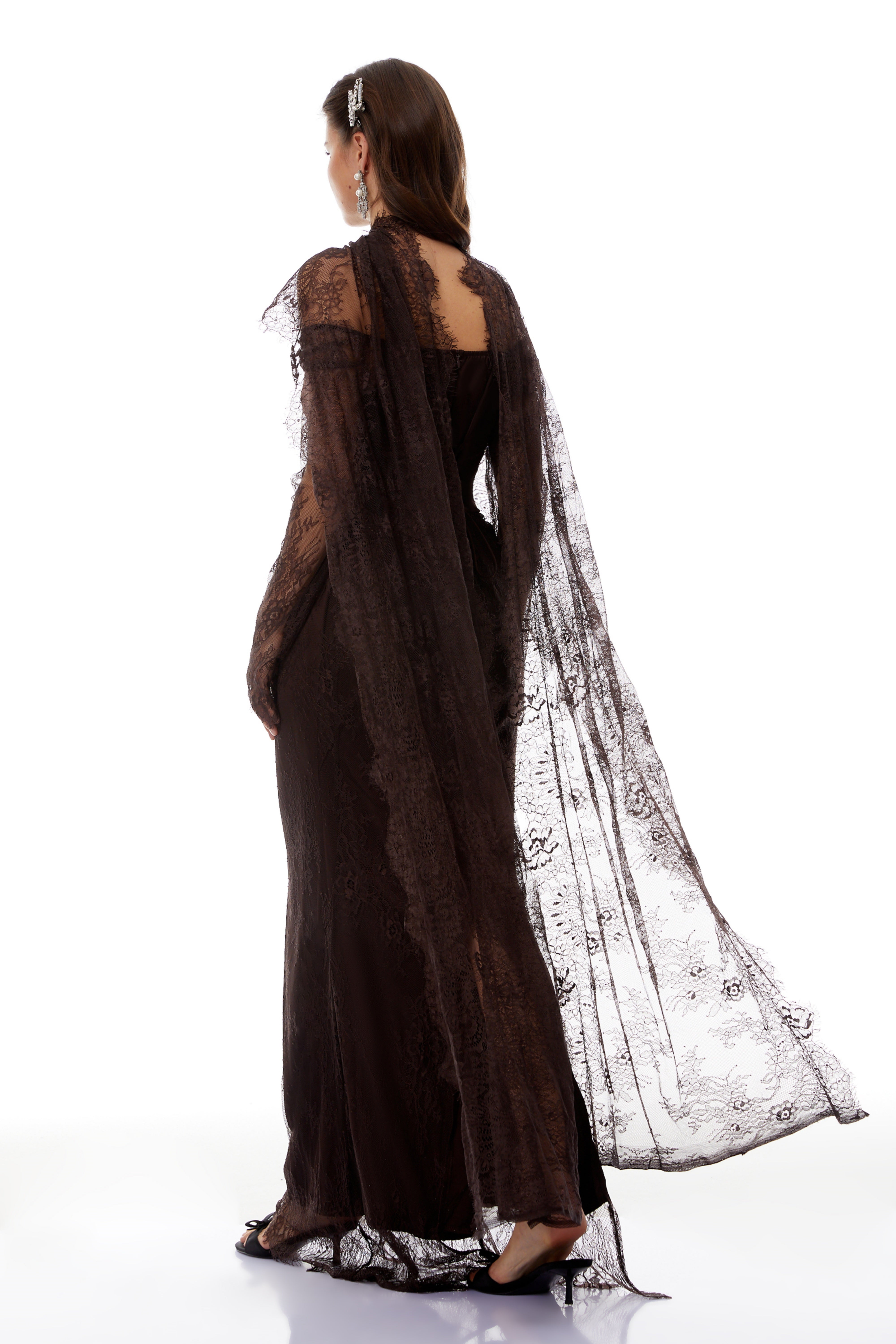 Robe longue à fleurs et dentelle Christa Brown avec cape (Vente définitive - États-Unis uniquement)