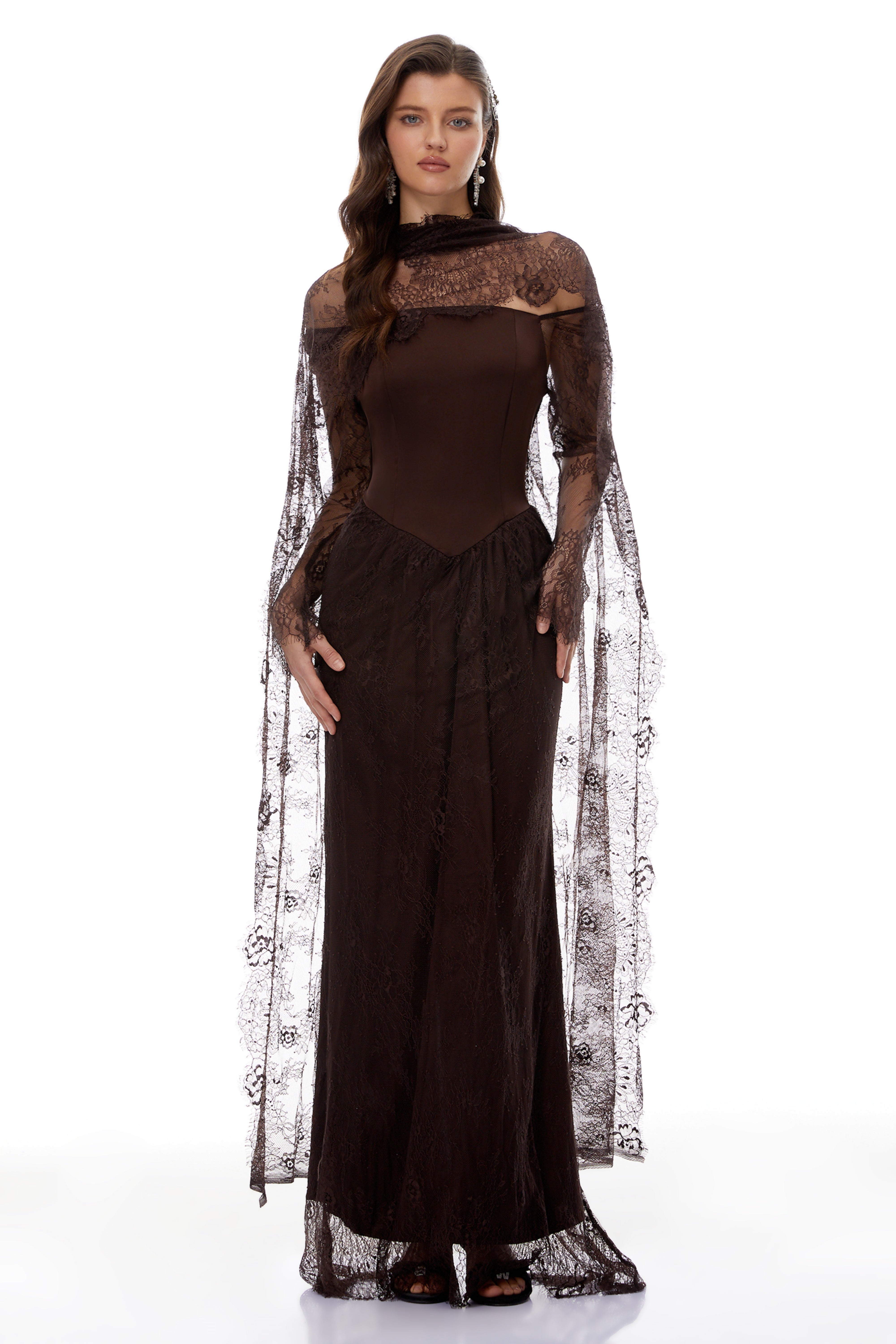 Robe longue à fleurs et dentelle Christa Brown avec cape (Vente définitive - États-Unis uniquement)
