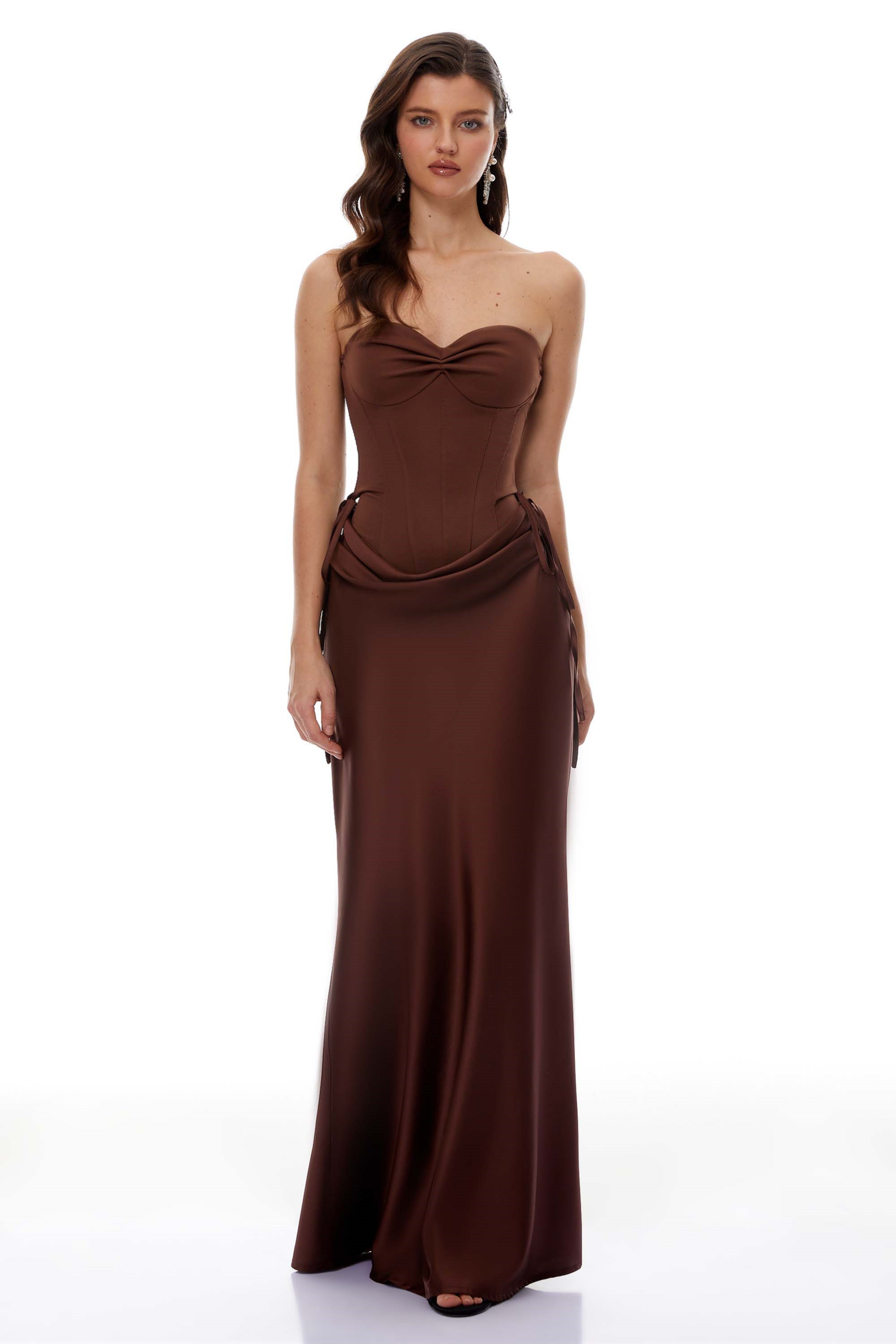 Ensemble body à épaules dénudées et jupe en satin Clara Brown (Vente définitive - États-Unis uniquement)