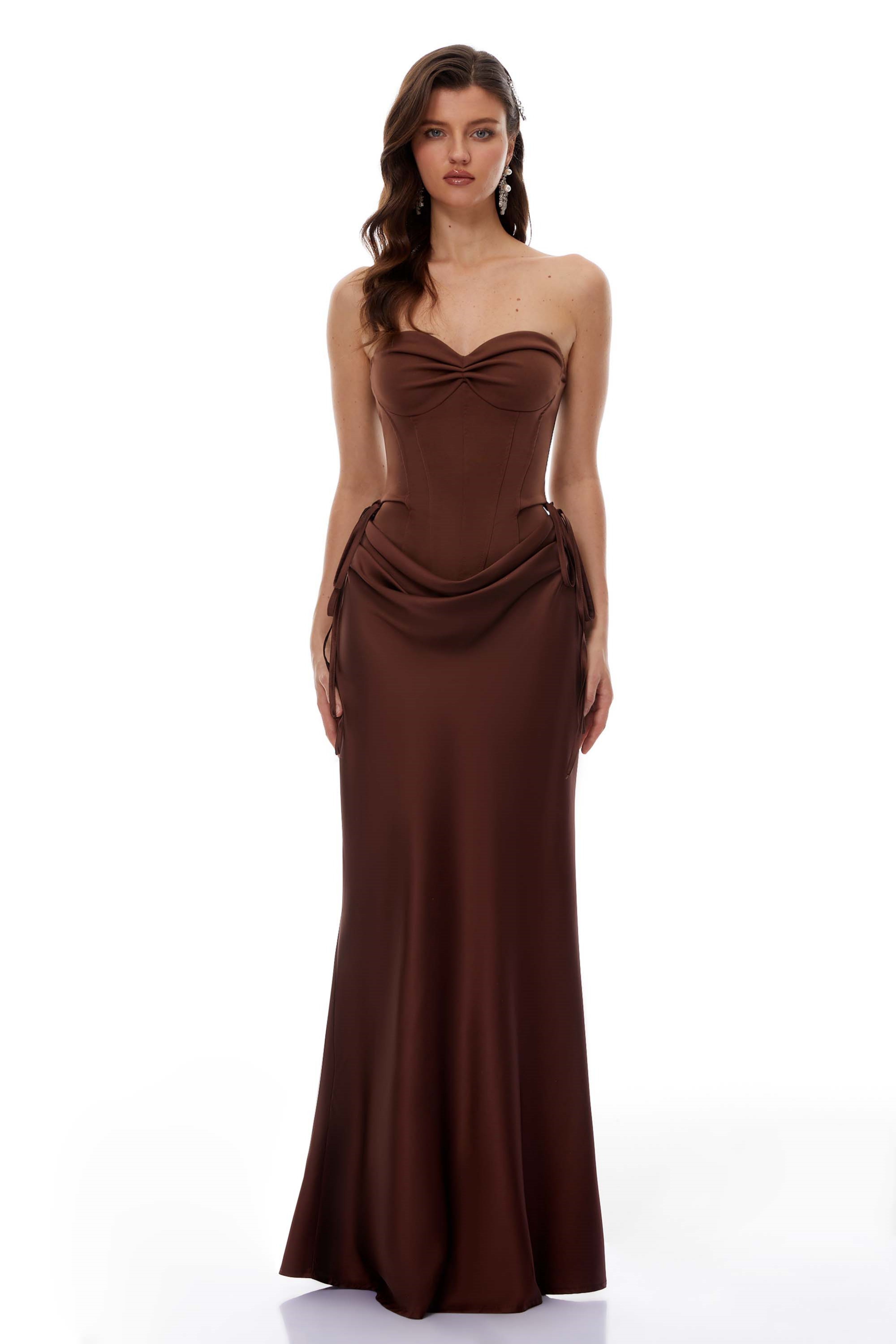 Ensemble body à épaules dénudées et jupe en satin Clara Brown (Vente définitive - États-Unis uniquement)