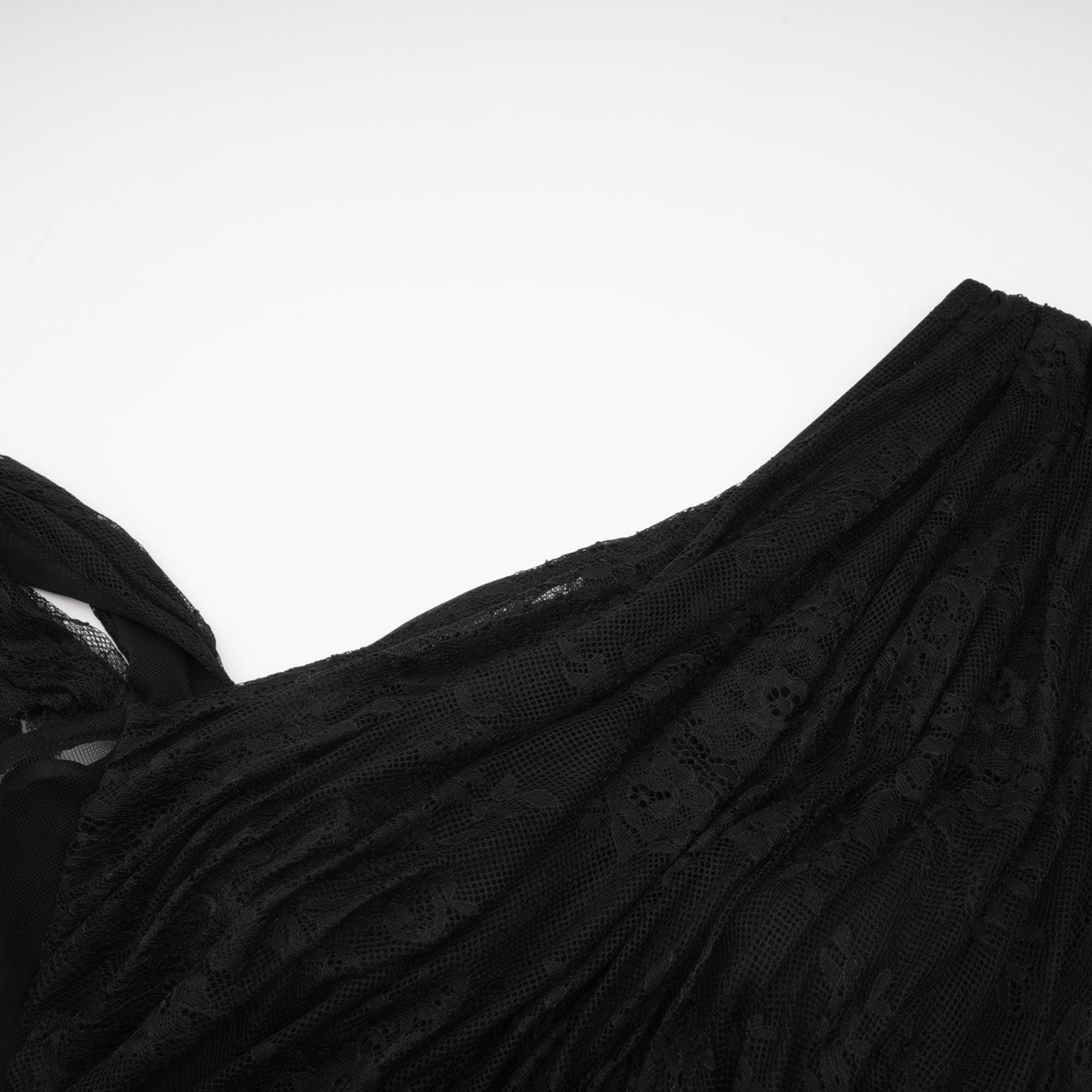 Robe longue noire asymétrique en dentelle, avec fronces et fente haute sur la jambe