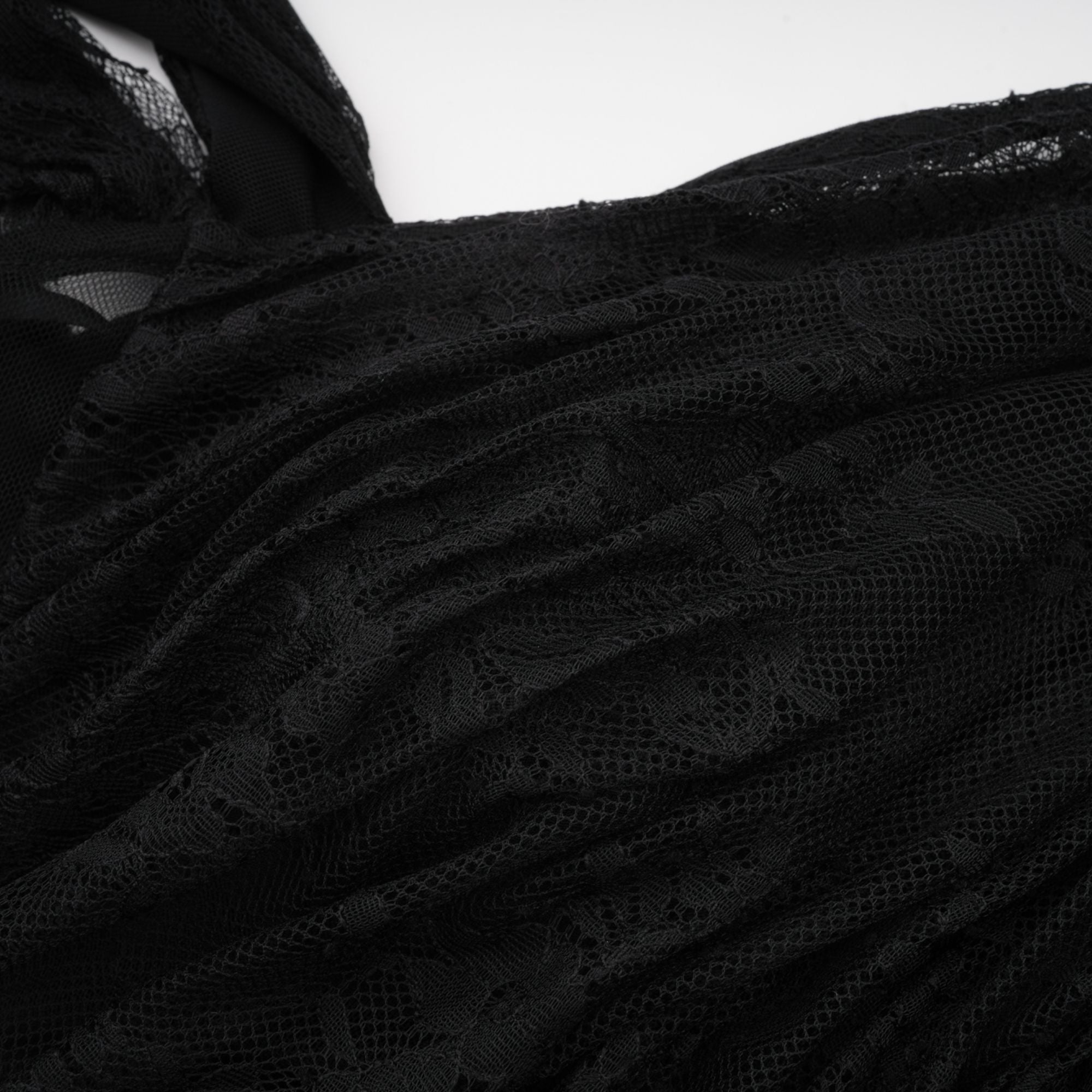 Robe longue noire asymétrique en dentelle, avec fronces et fente haute sur la jambe