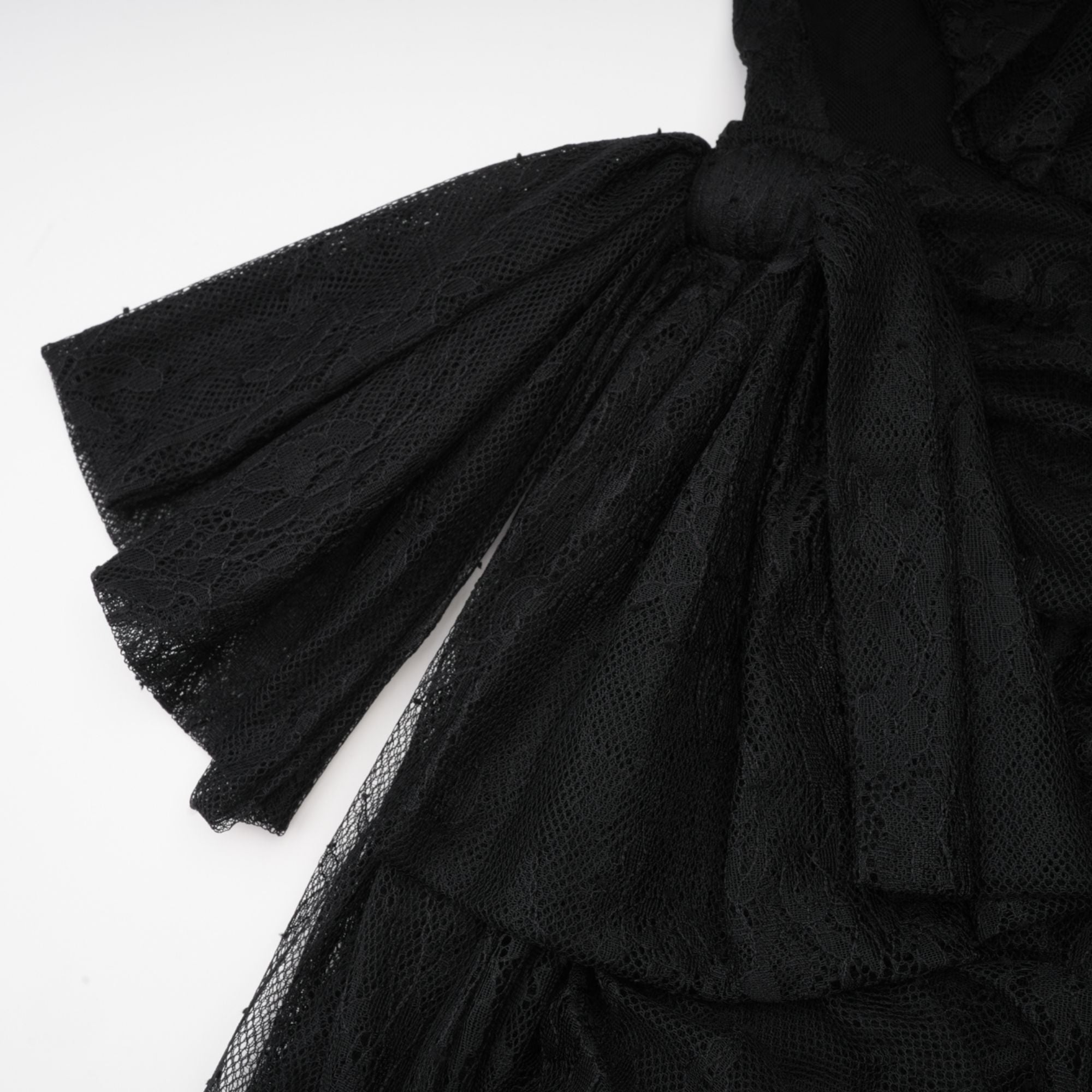 Robe longue noire asymétrique en dentelle, avec fronces et fente haute sur la jambe
