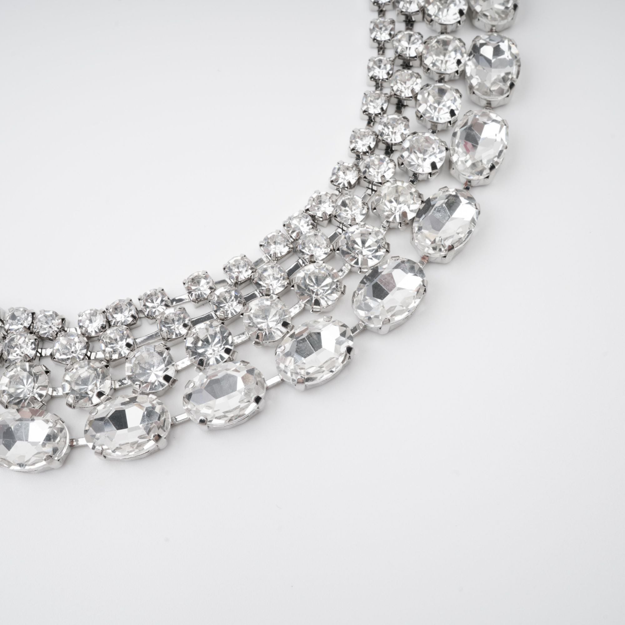 Collier à plusieurs rangs Elizabeth orné de cristaux (Vente définitive)