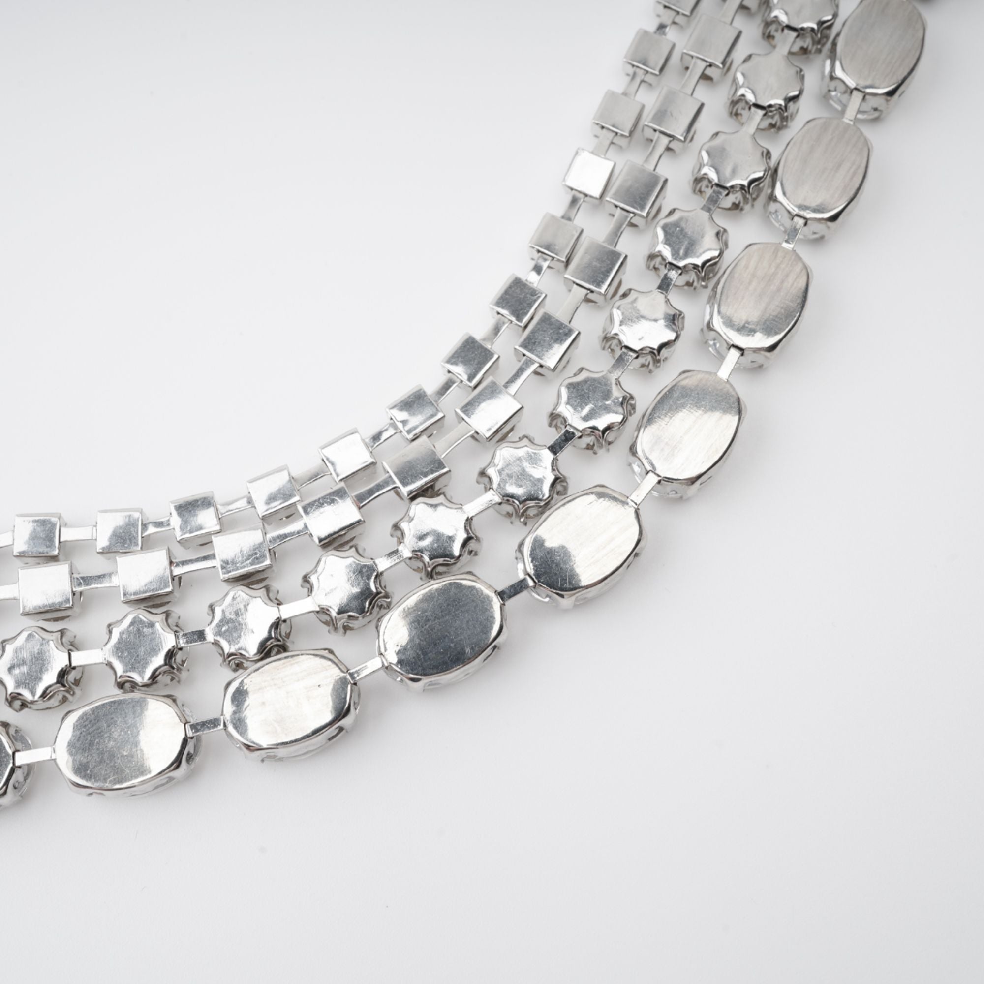 Collier à plusieurs rangs Elizabeth orné de cristaux (Vente définitive)