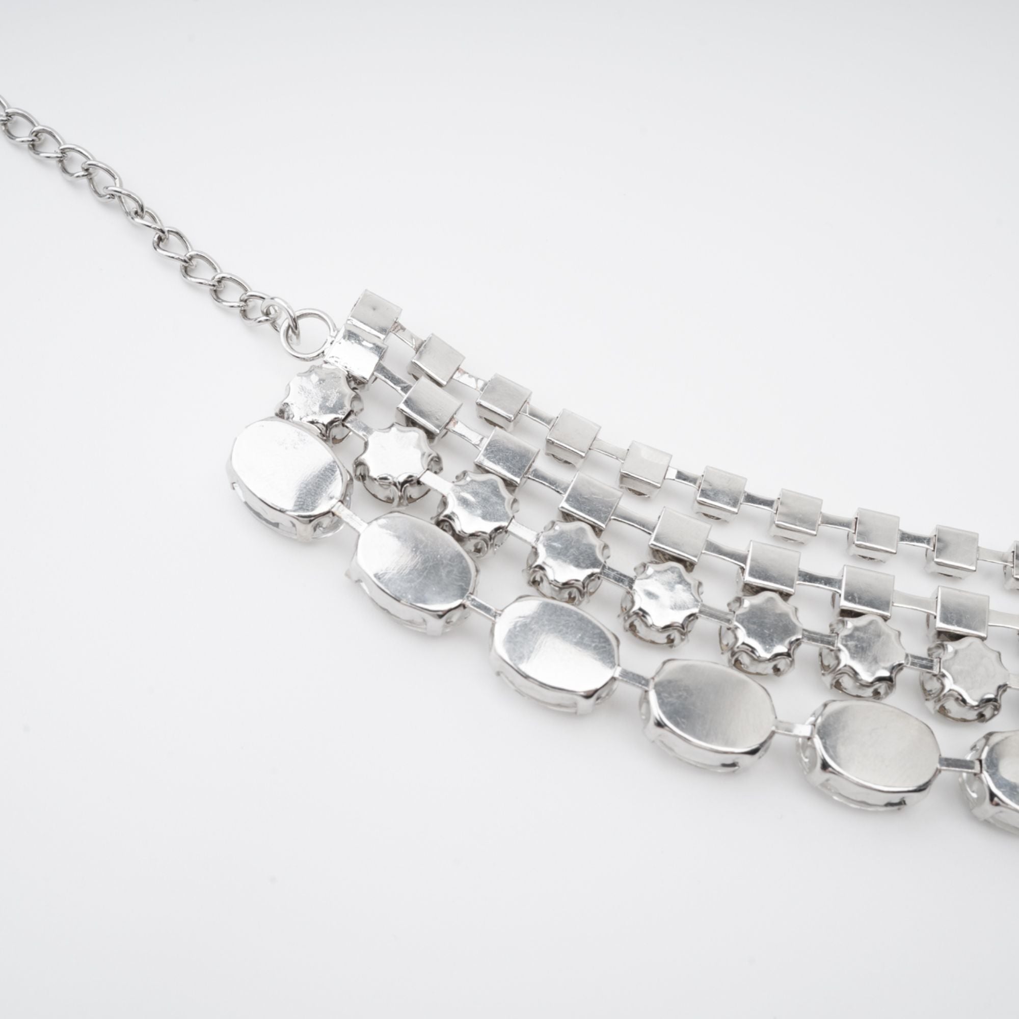 Collier à plusieurs rangs Elizabeth orné de cristaux (Vente définitive)