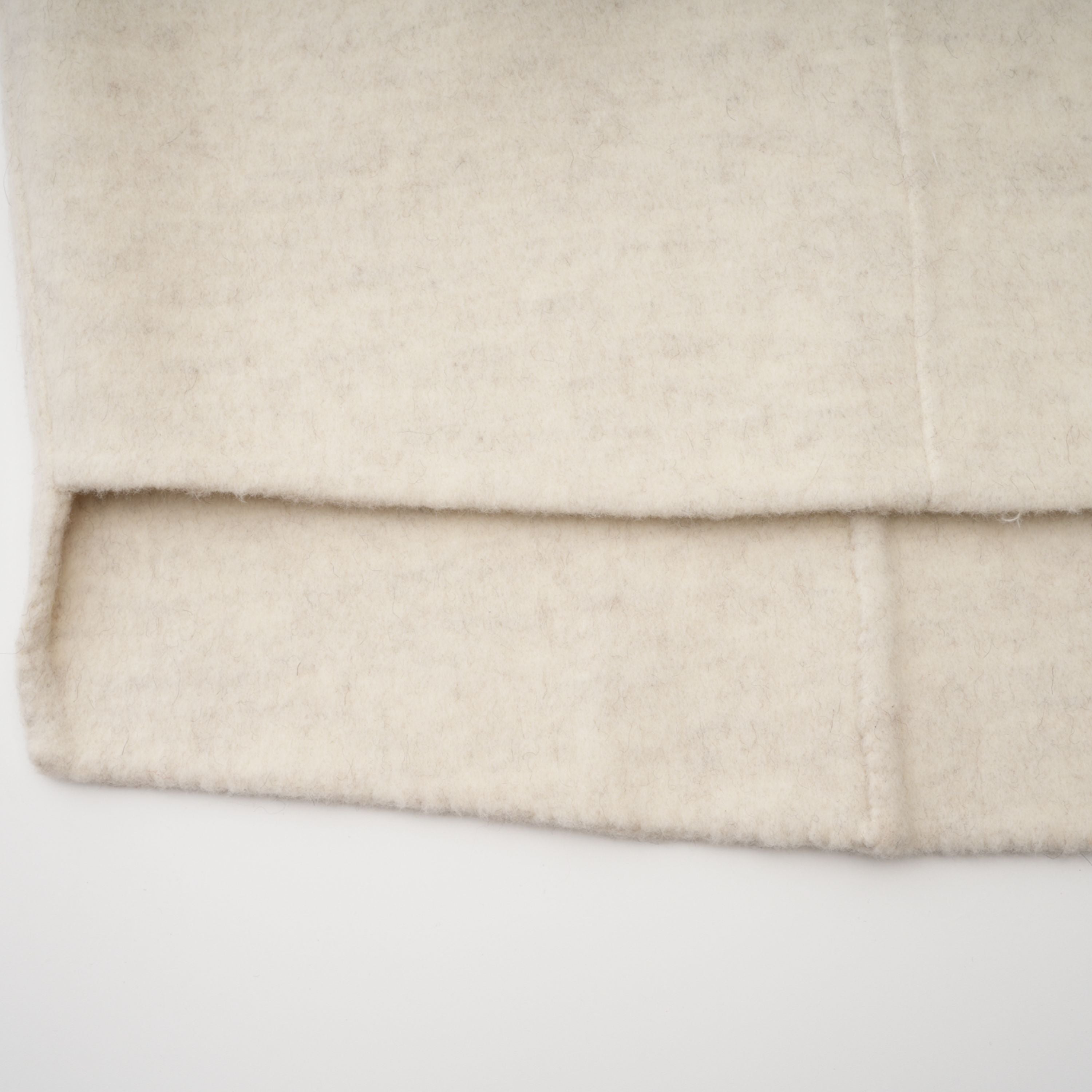 Manteau Cecilia blanc à ceinture et bordures en fourrure