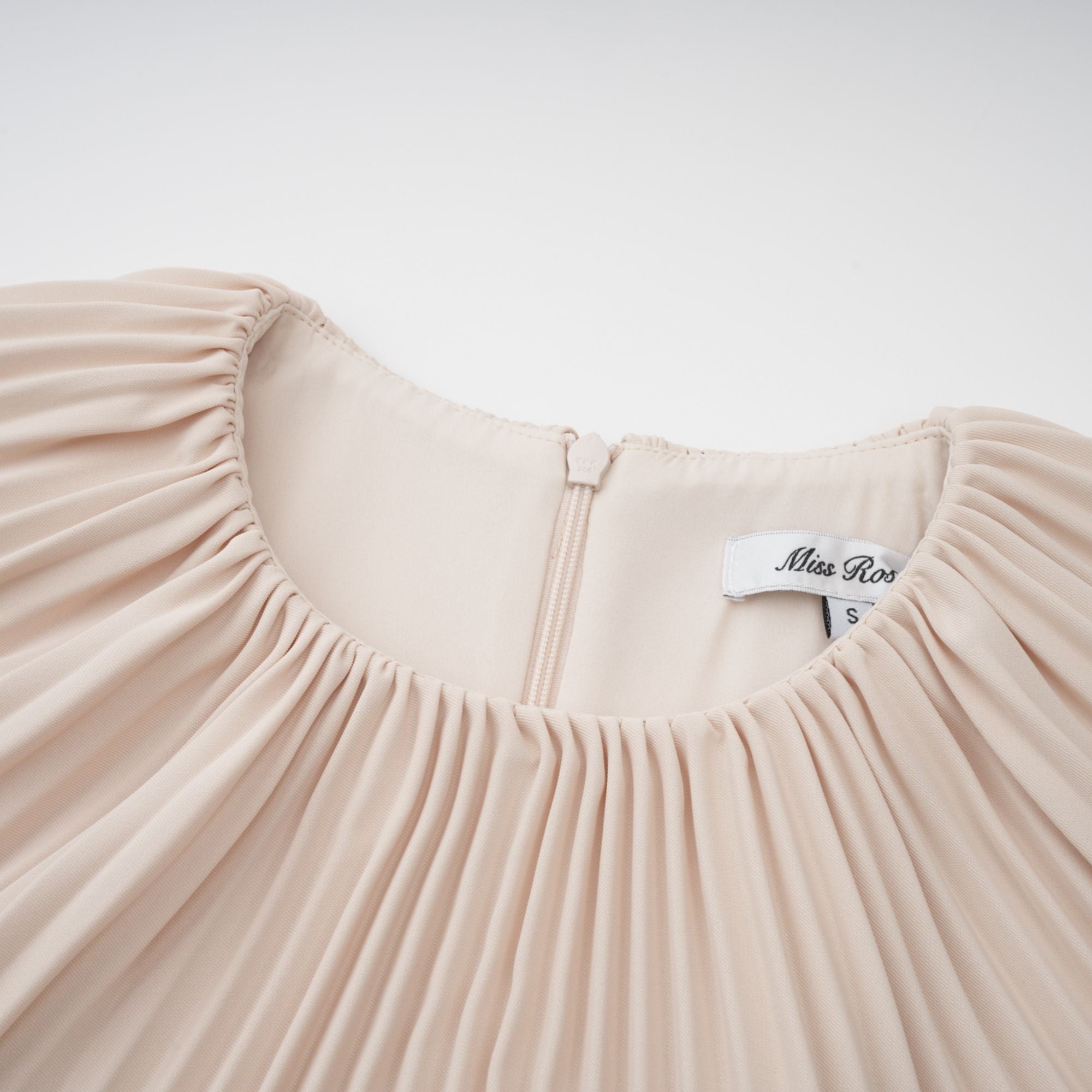 Robe midi plissée à cape Héloïse, couleur neutre (Vente définitive - États-Unis uniquement)