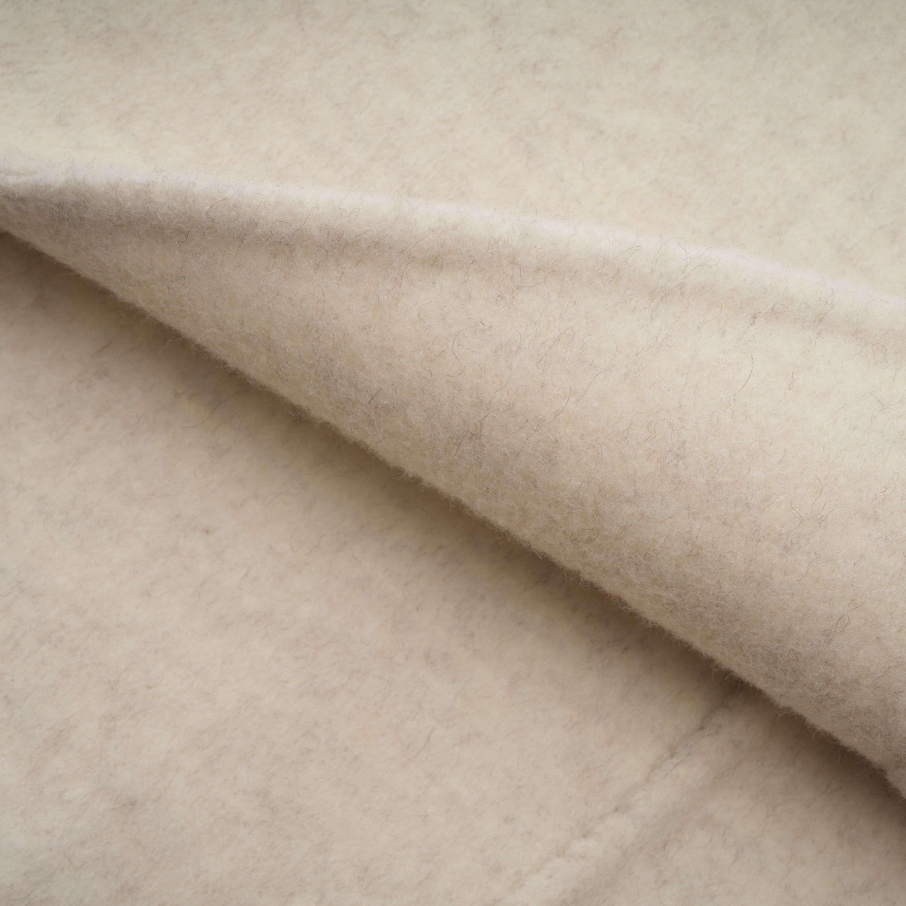 Manteau Cecilia blanc à ceinture et bordures en fourrure