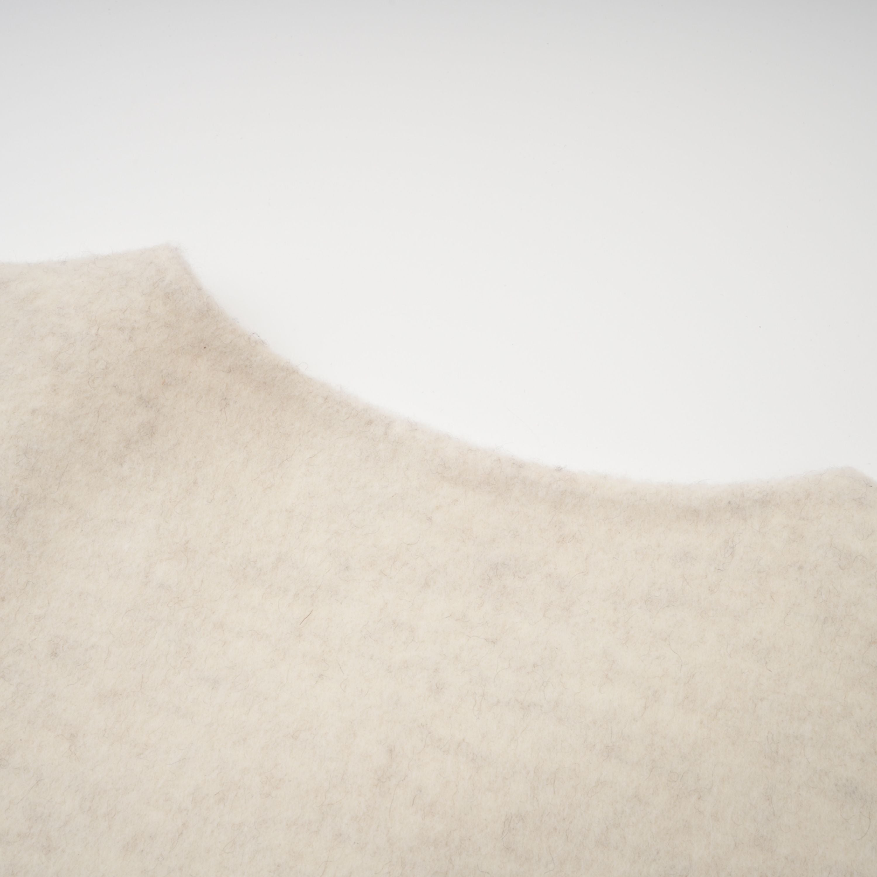 Manteau Cecilia blanc à ceinture et bordures en fourrure