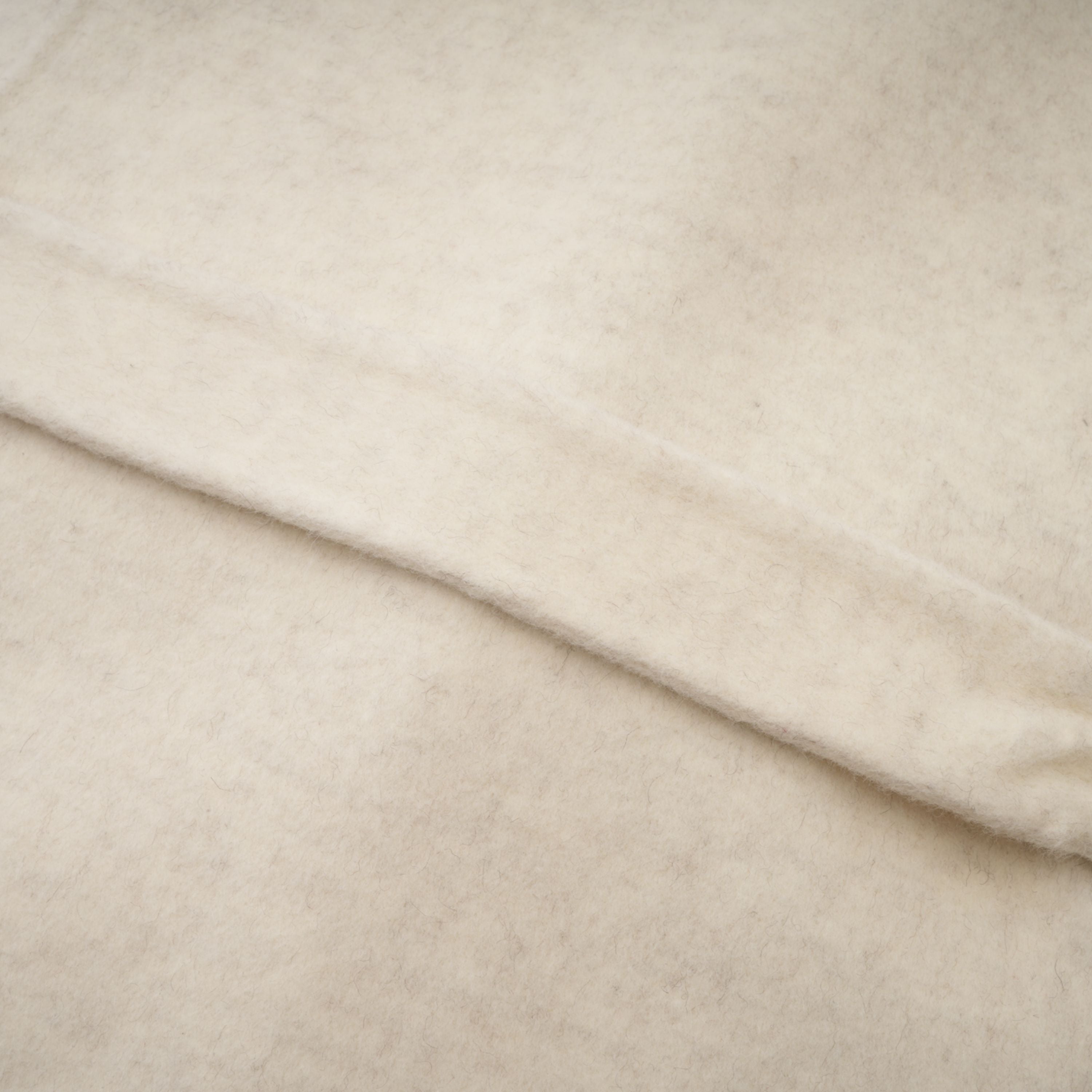 Manteau Cecilia blanc à ceinture et bordures en fourrure