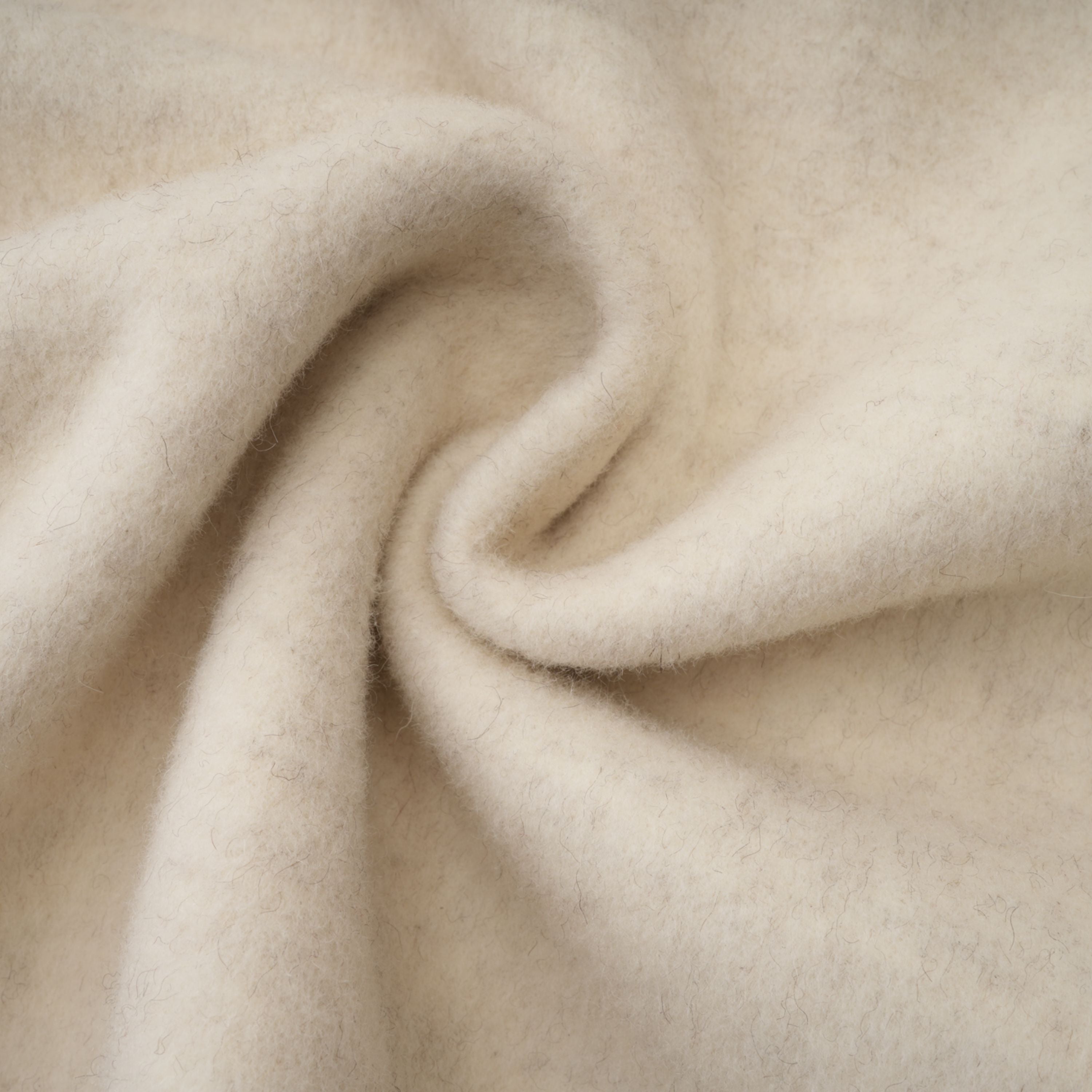 Manteau Cecilia blanc à ceinture et bordures en fourrure