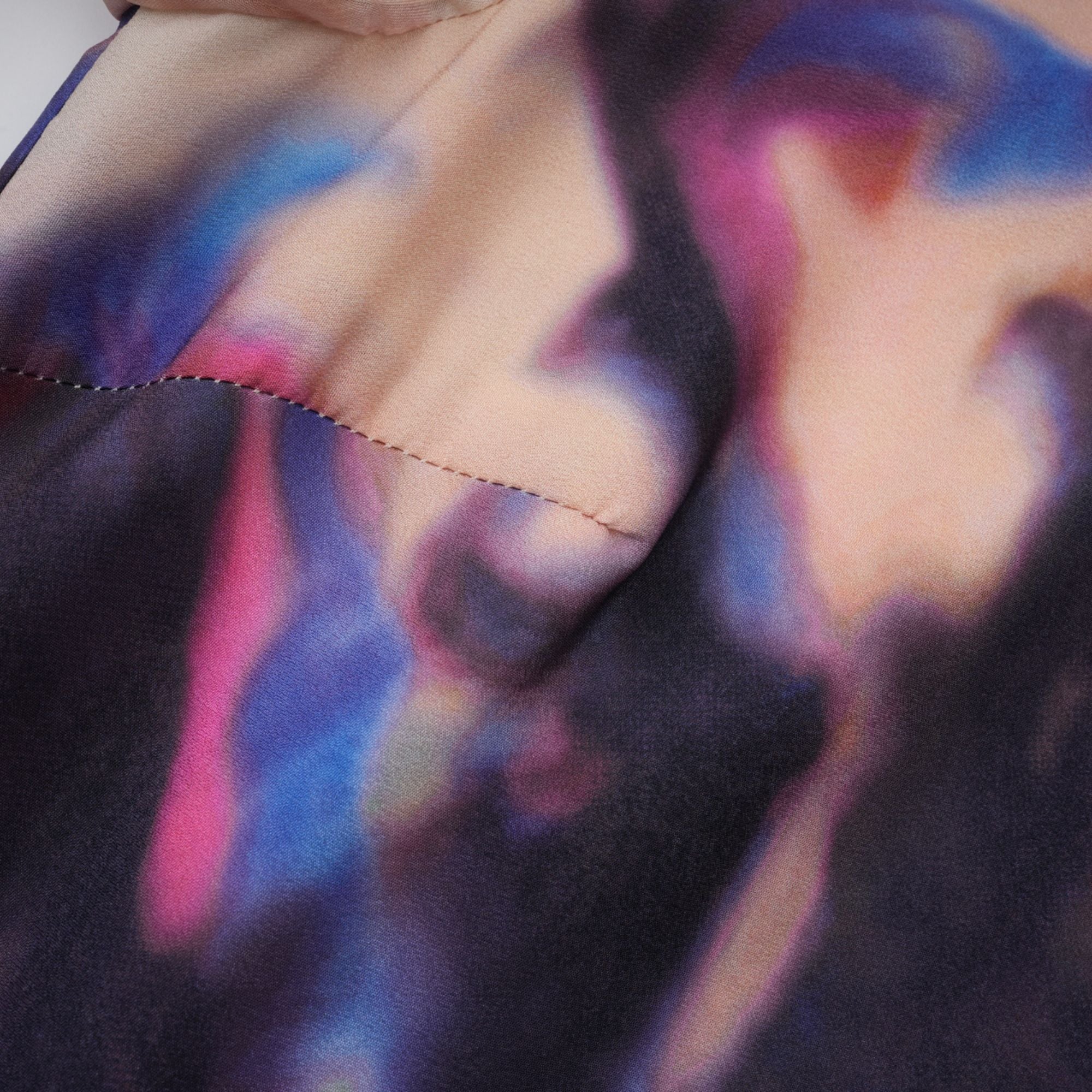 Robe midi en soie à imprimé graffiti estompé « Urbaine » (Vente définitive)