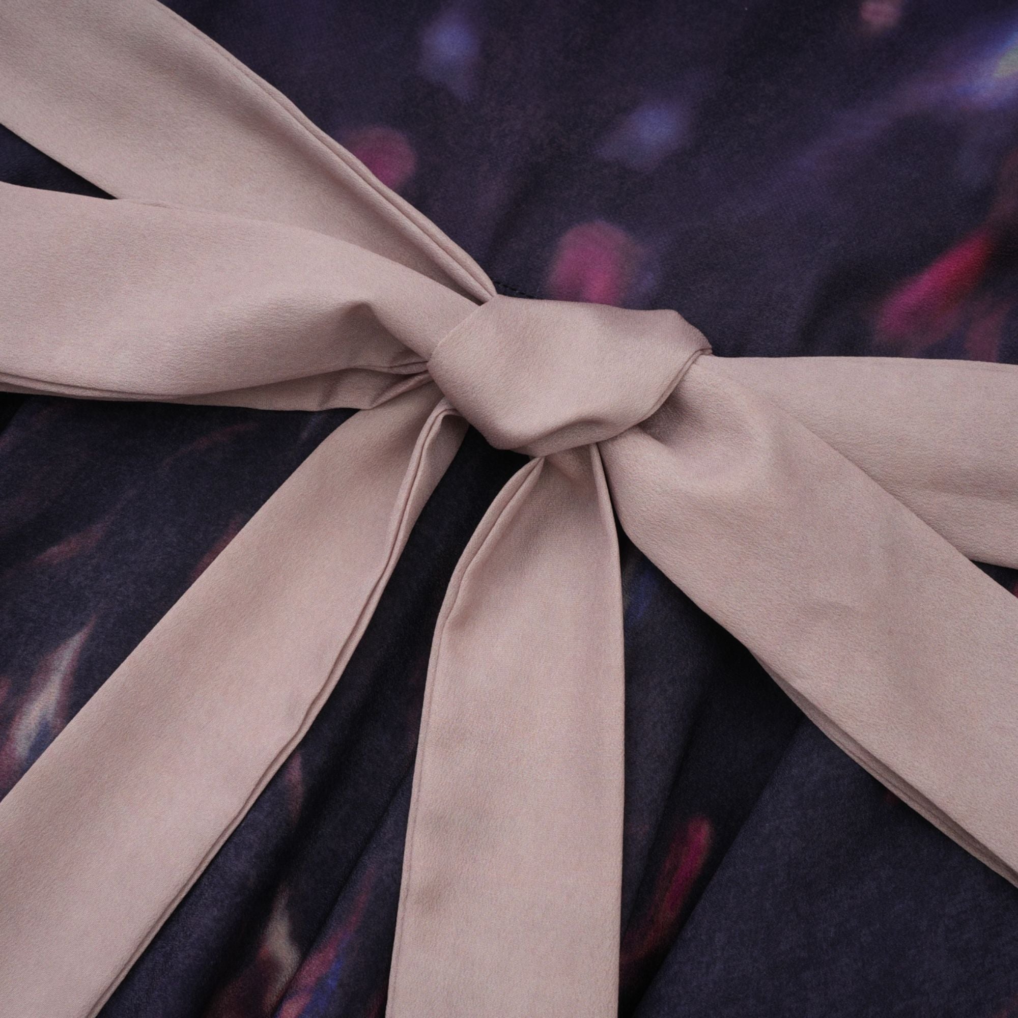 Robe midi en soie à imprimé graffiti estompé « Urbaine » (Vente définitive)