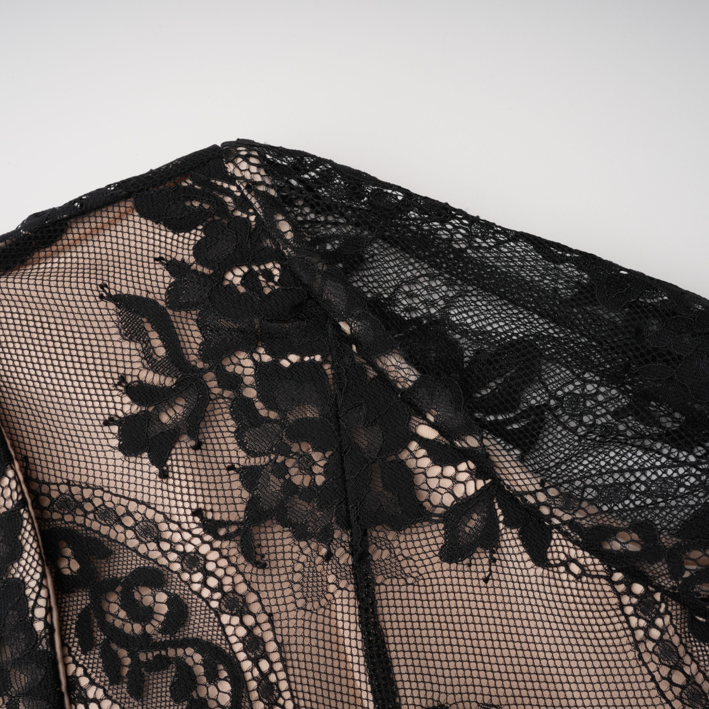 Mini-robe noire en dentelle à motifs floraux