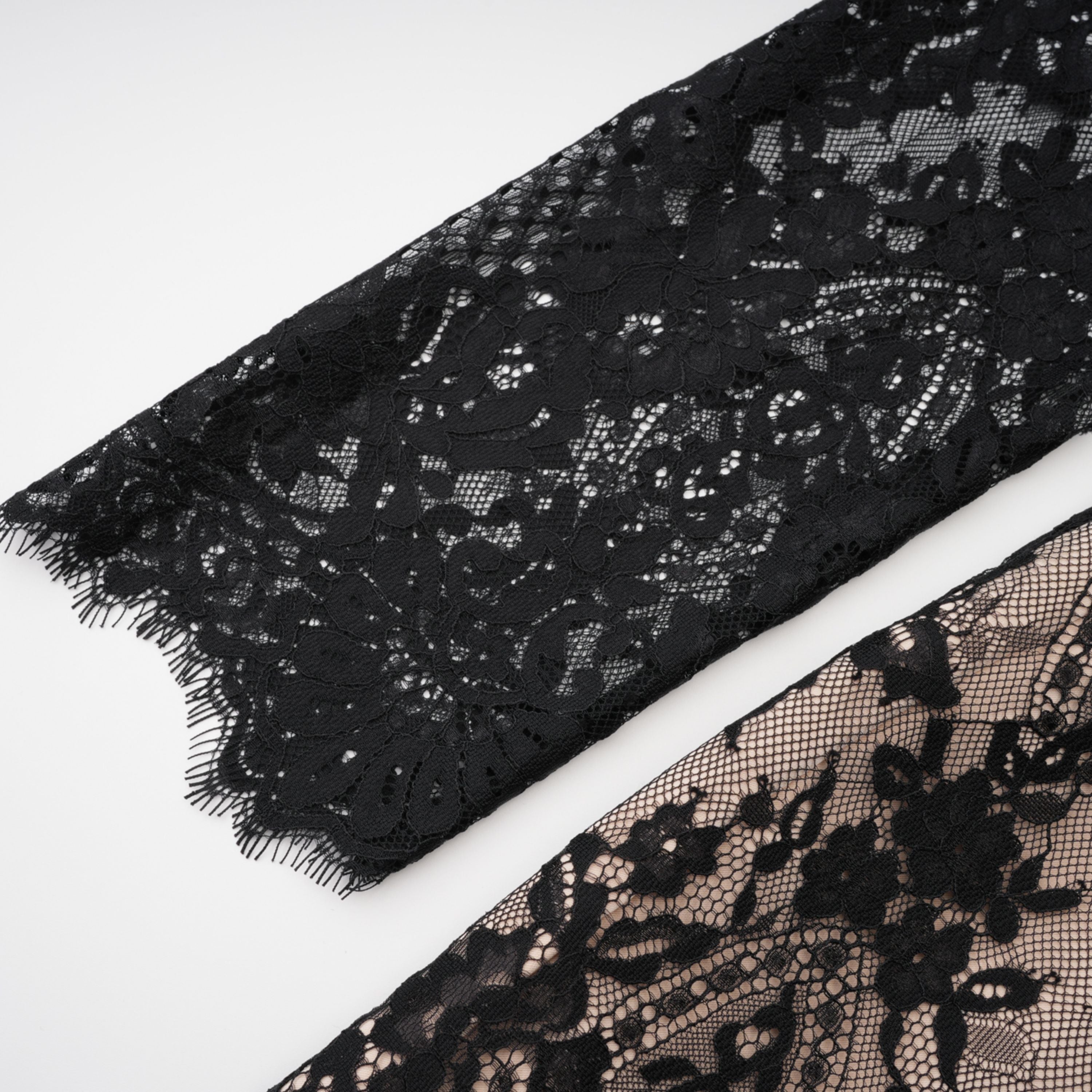 Mini-robe noire en dentelle à motifs floraux