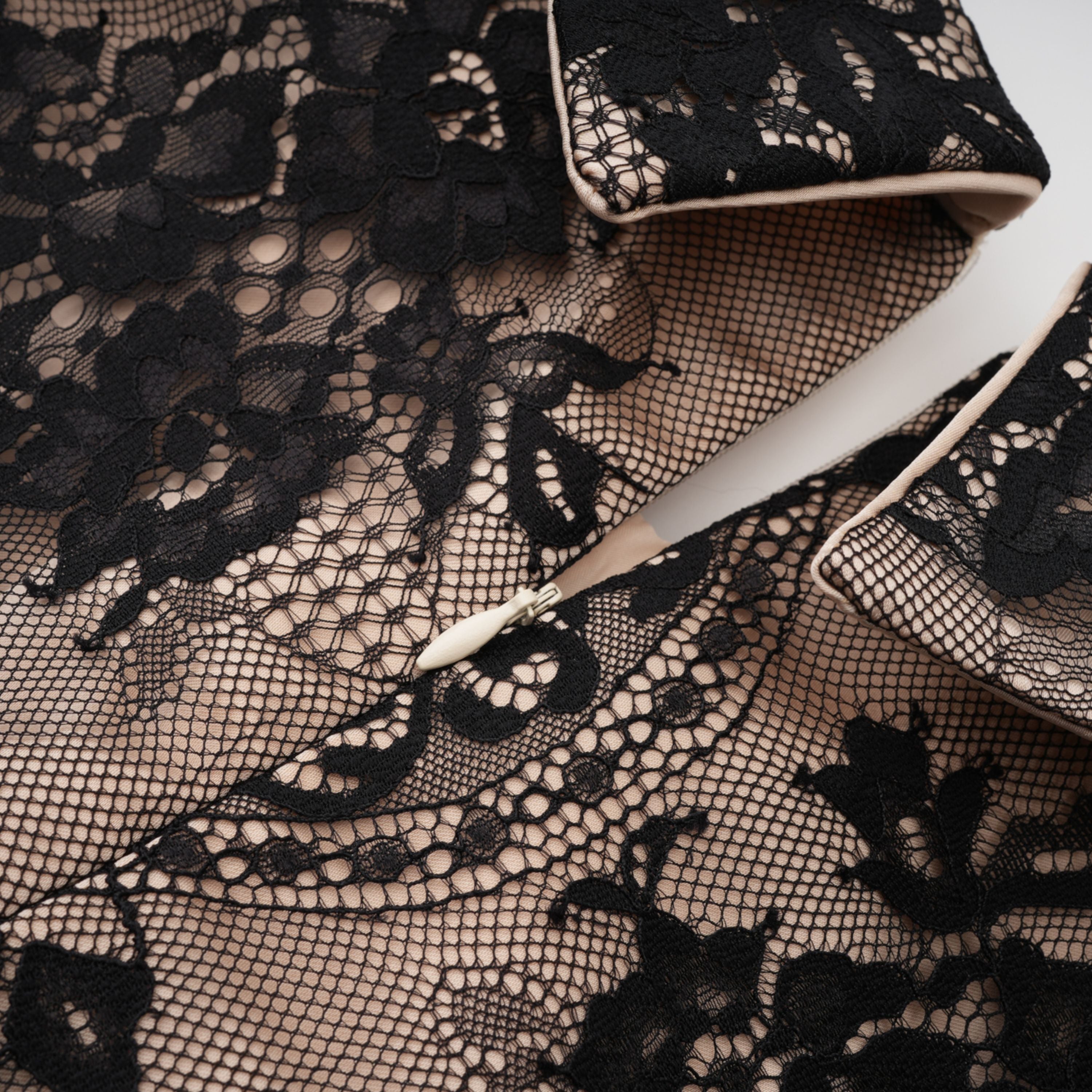 Mini-robe noire en dentelle à motifs floraux