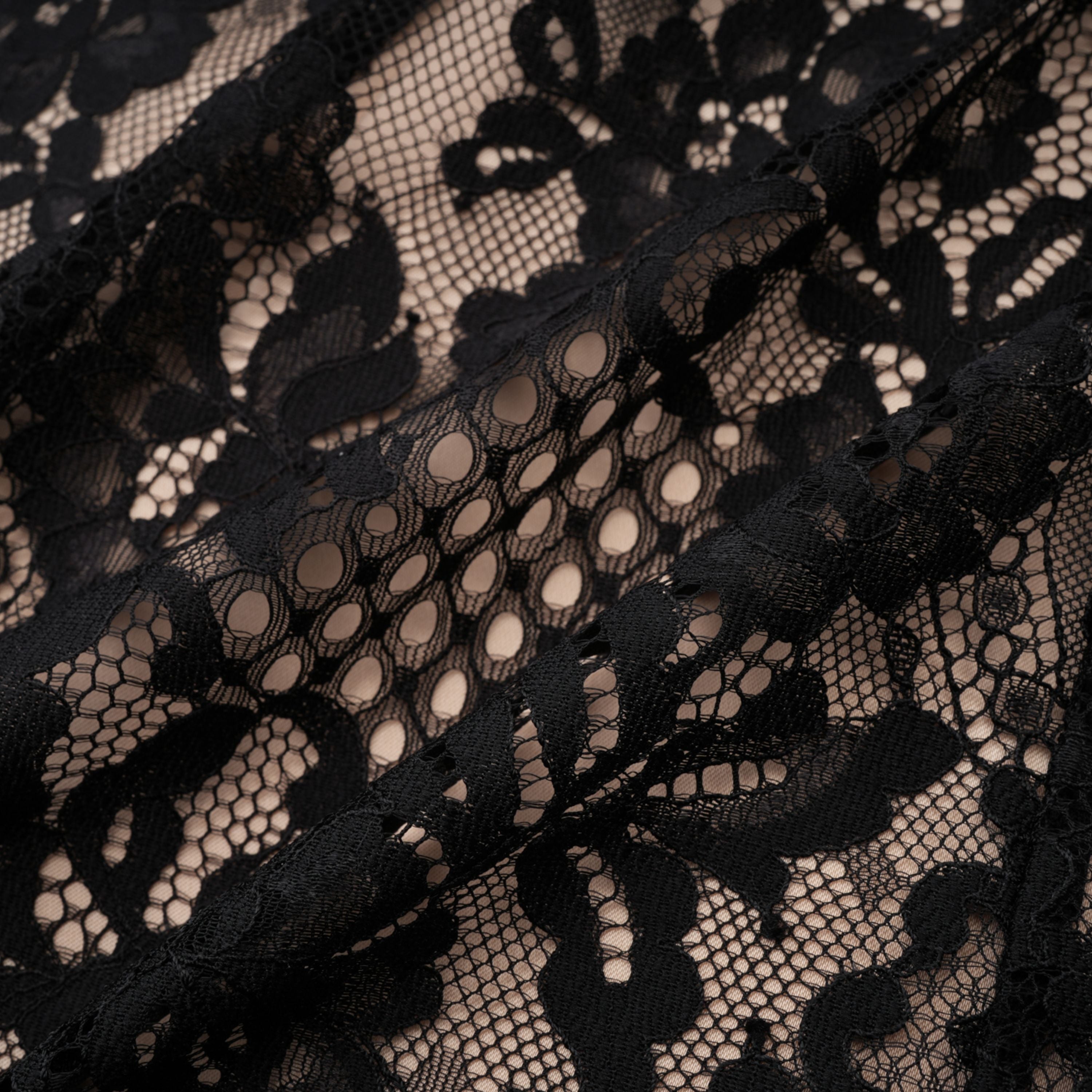 Mini-robe noire en dentelle à motifs floraux