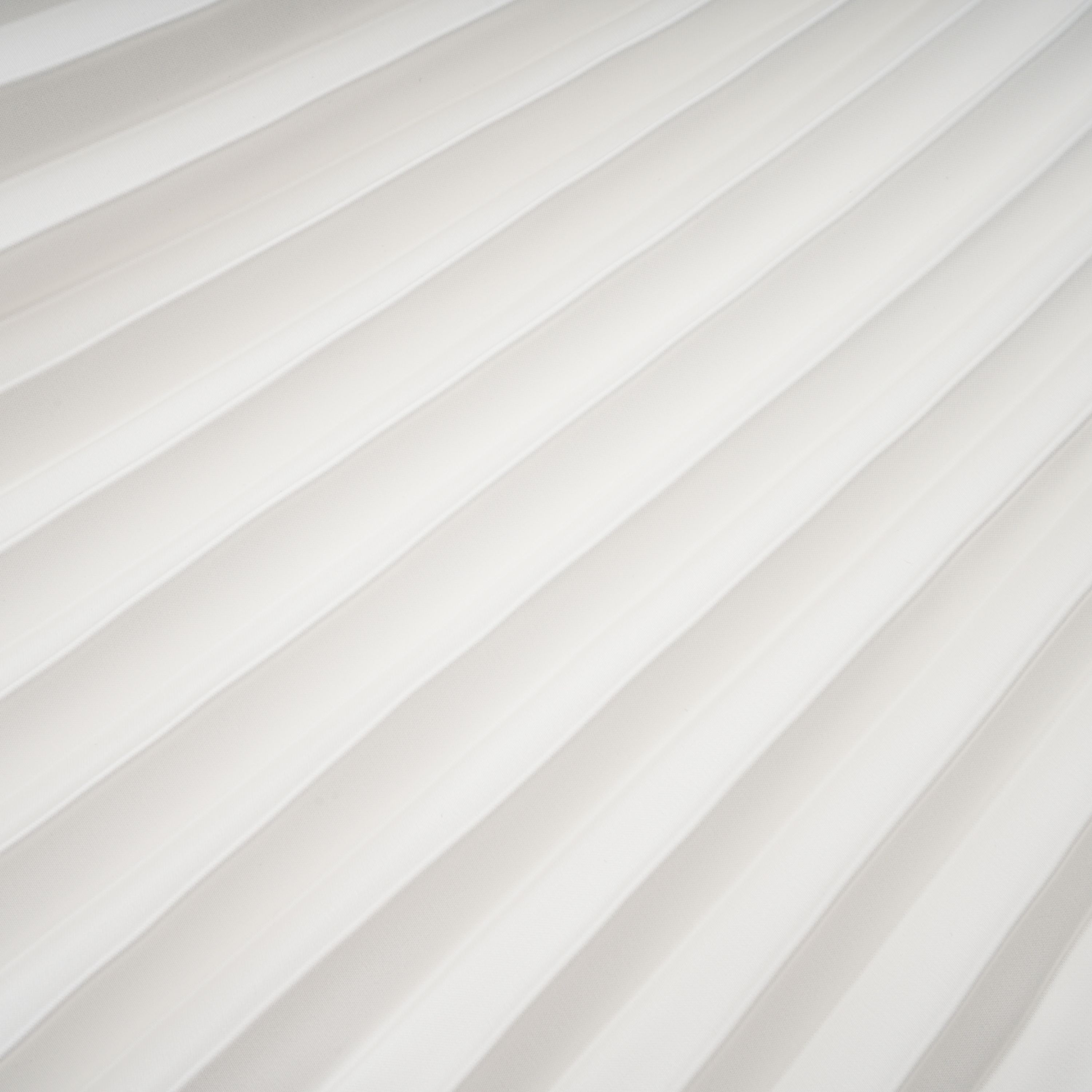 Ensemble robe longue plissée brillante et cape Palesa, couleur blanche