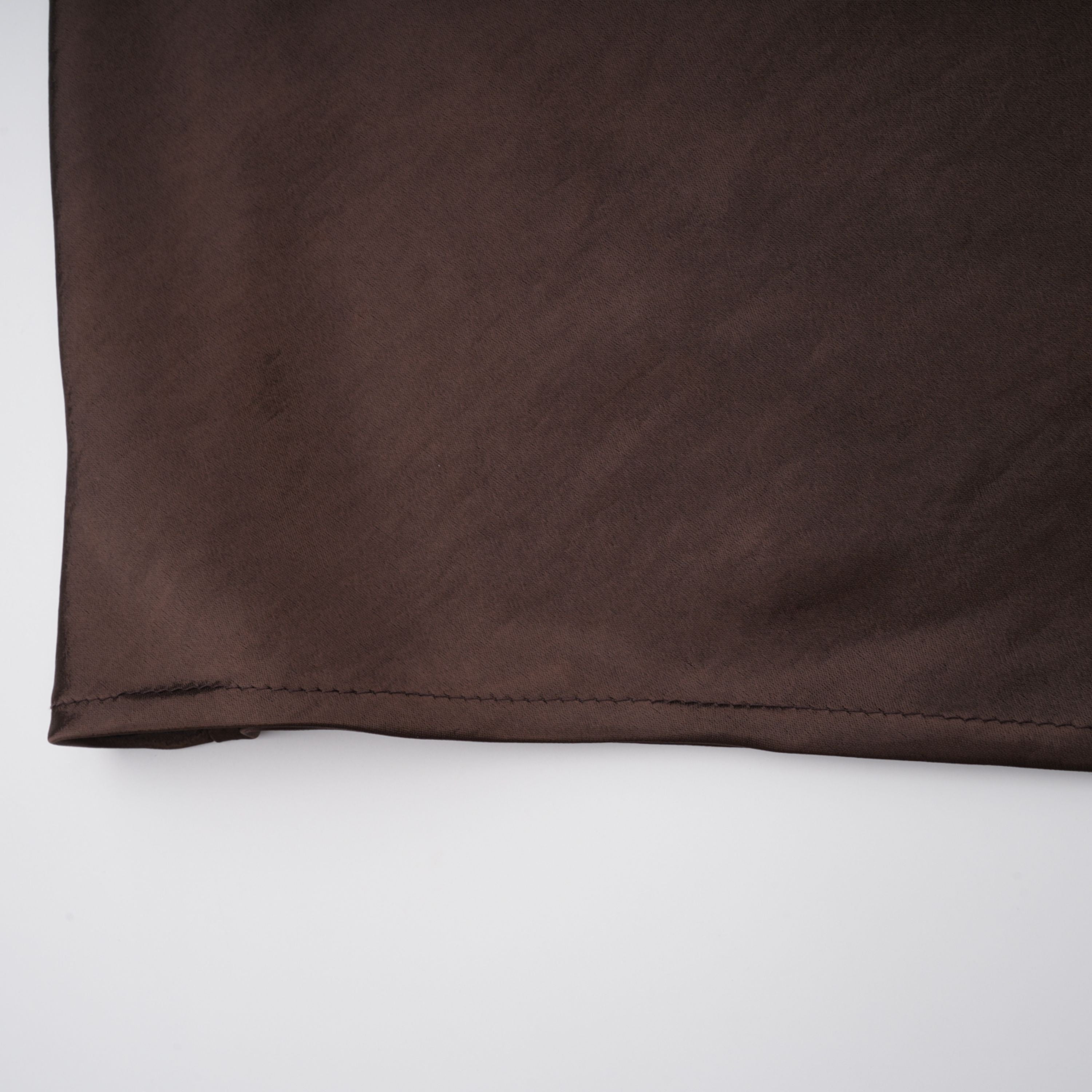 Mini-robe asymétrique en satin Pernilla Brown (Vente définitive)