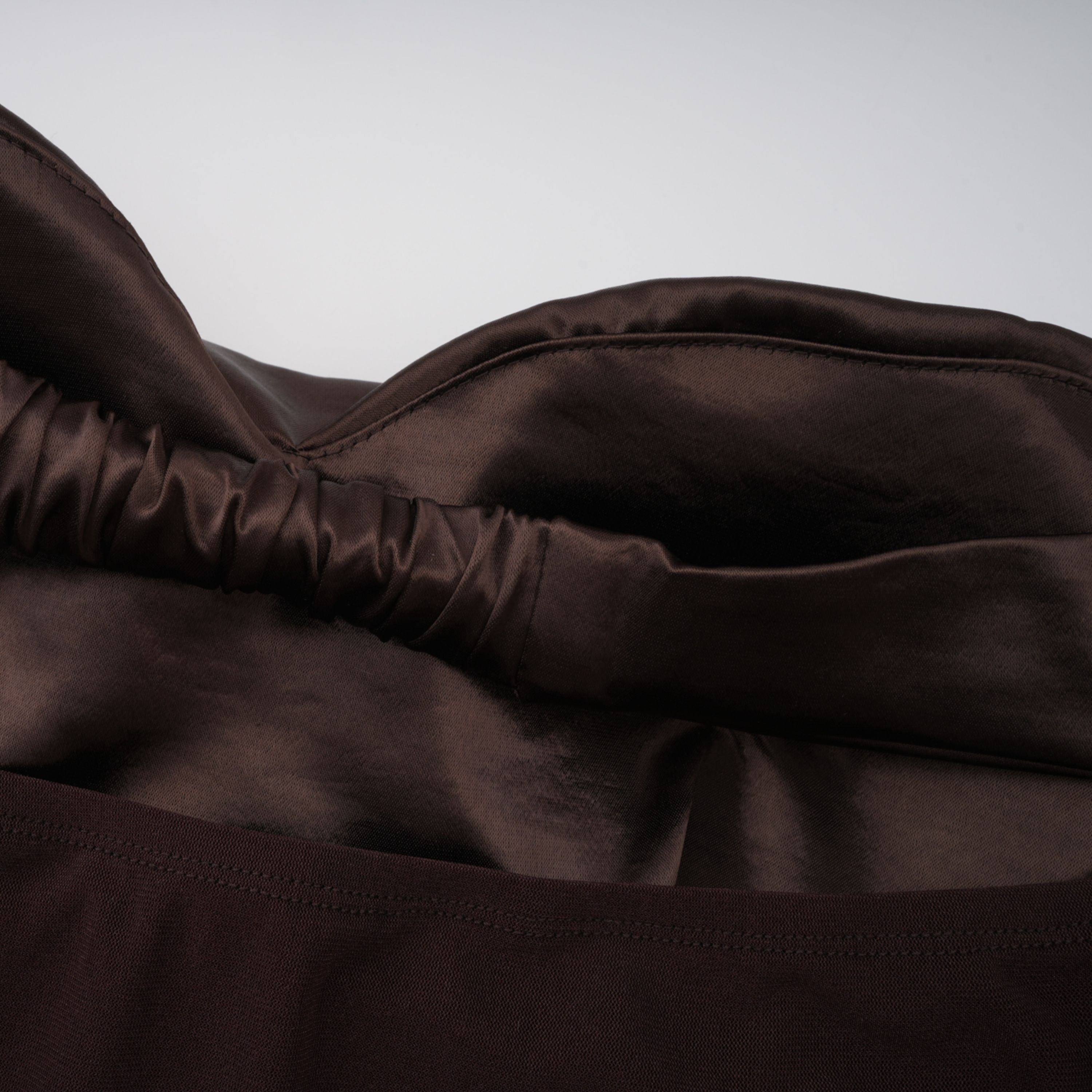 Robe longue en satin à épaules dénudées Gitta Brown