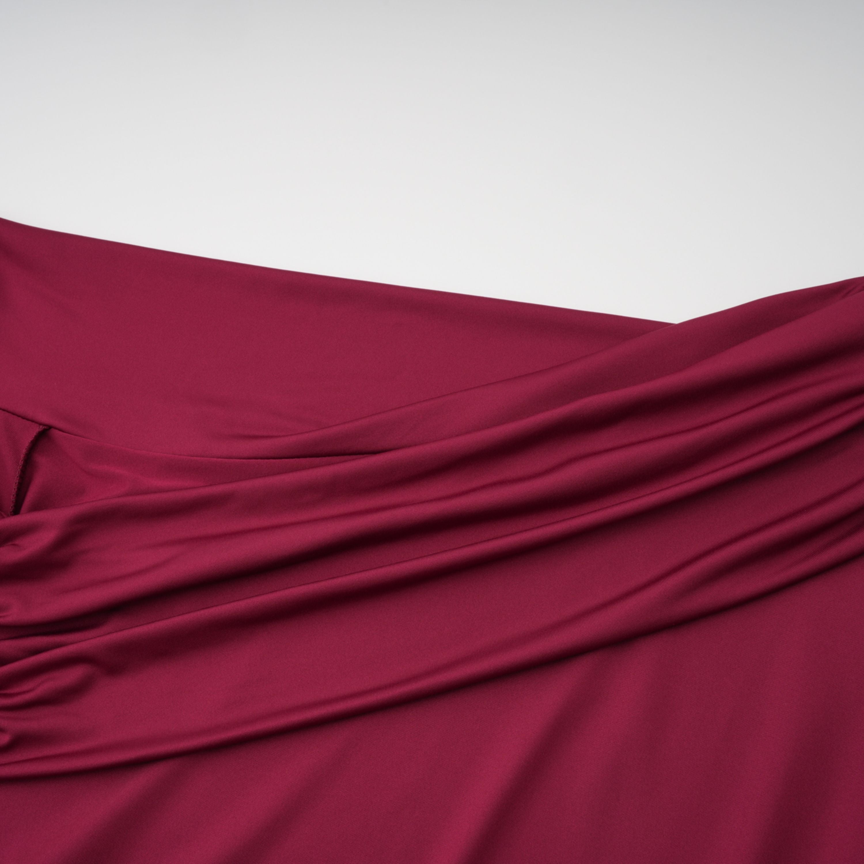 فستان ماكسي بكتف واحد مجمّع من Anastasia Burgundy (بيع نهائي - الولايات المتحدة فقط)