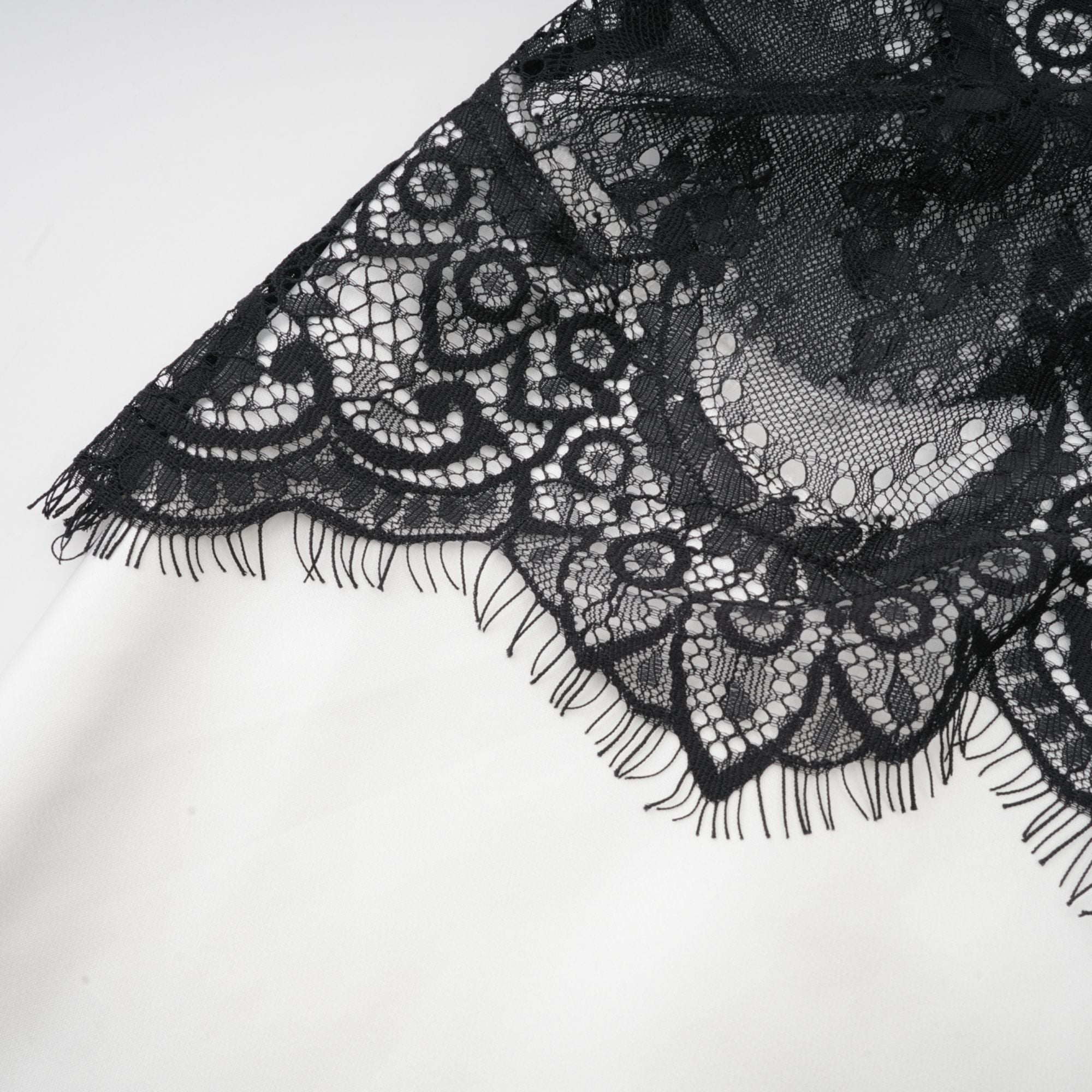 Robe longue Éléonore à deux tons et détails en dentelle (Vente définitive - États-Unis uniquement)