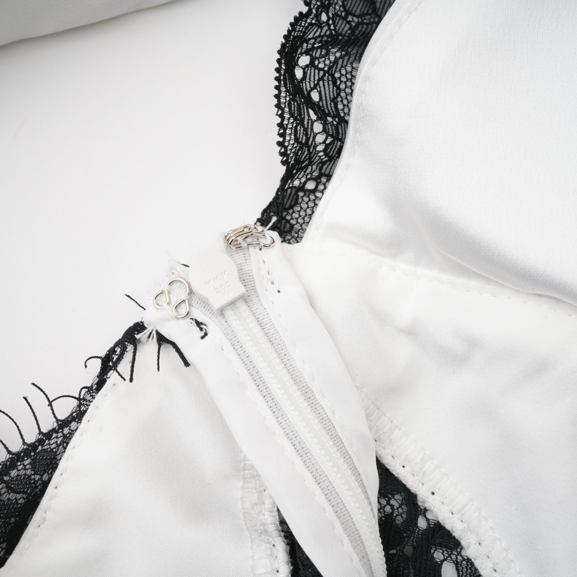 Robe longue Éléonore à deux tons et détails en dentelle (Vente définitive - États-Unis uniquement)