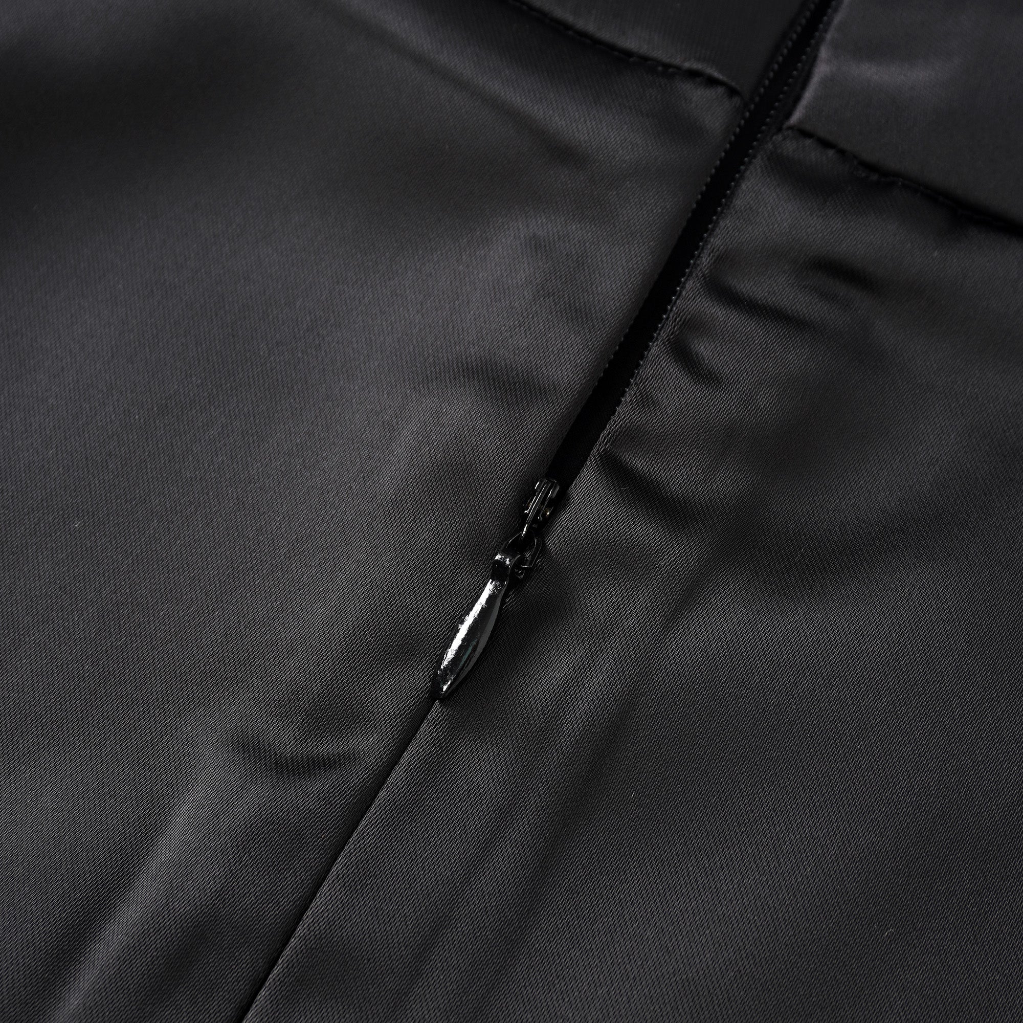 Un blazer noir associé à une jupe longue en satin noir