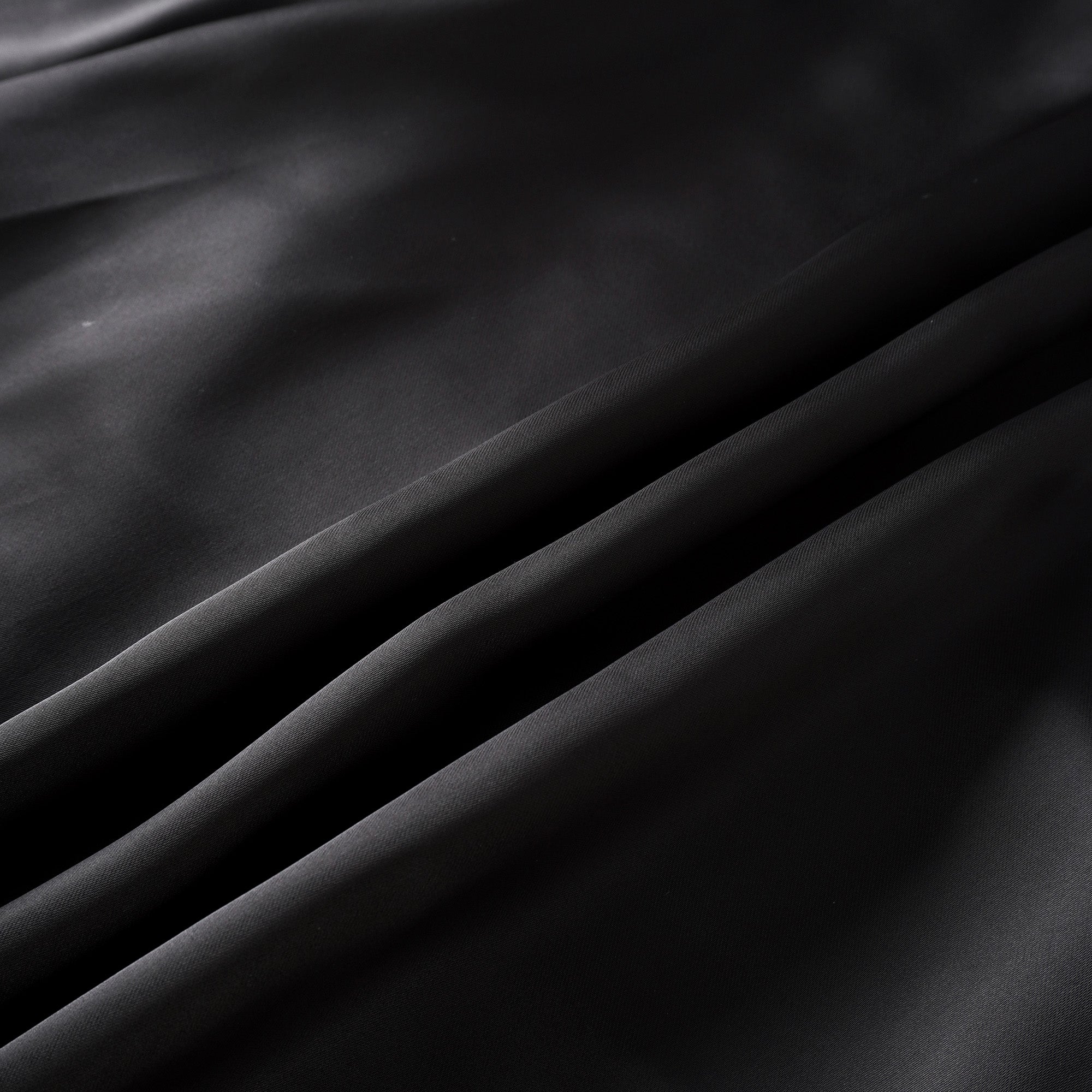 Un blazer noir associé à une jupe longue en satin noir
