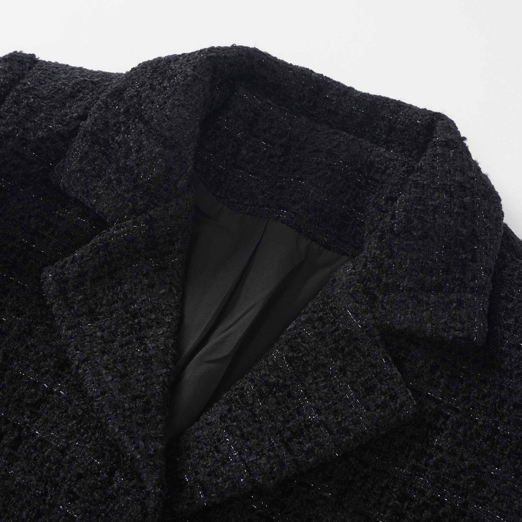 Un blazer noir associé à une jupe longue en satin noir