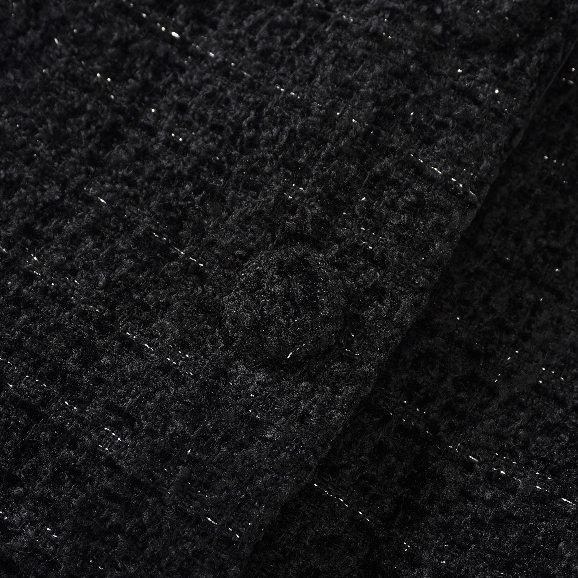 Un blazer noir associé à une jupe longue en satin noir