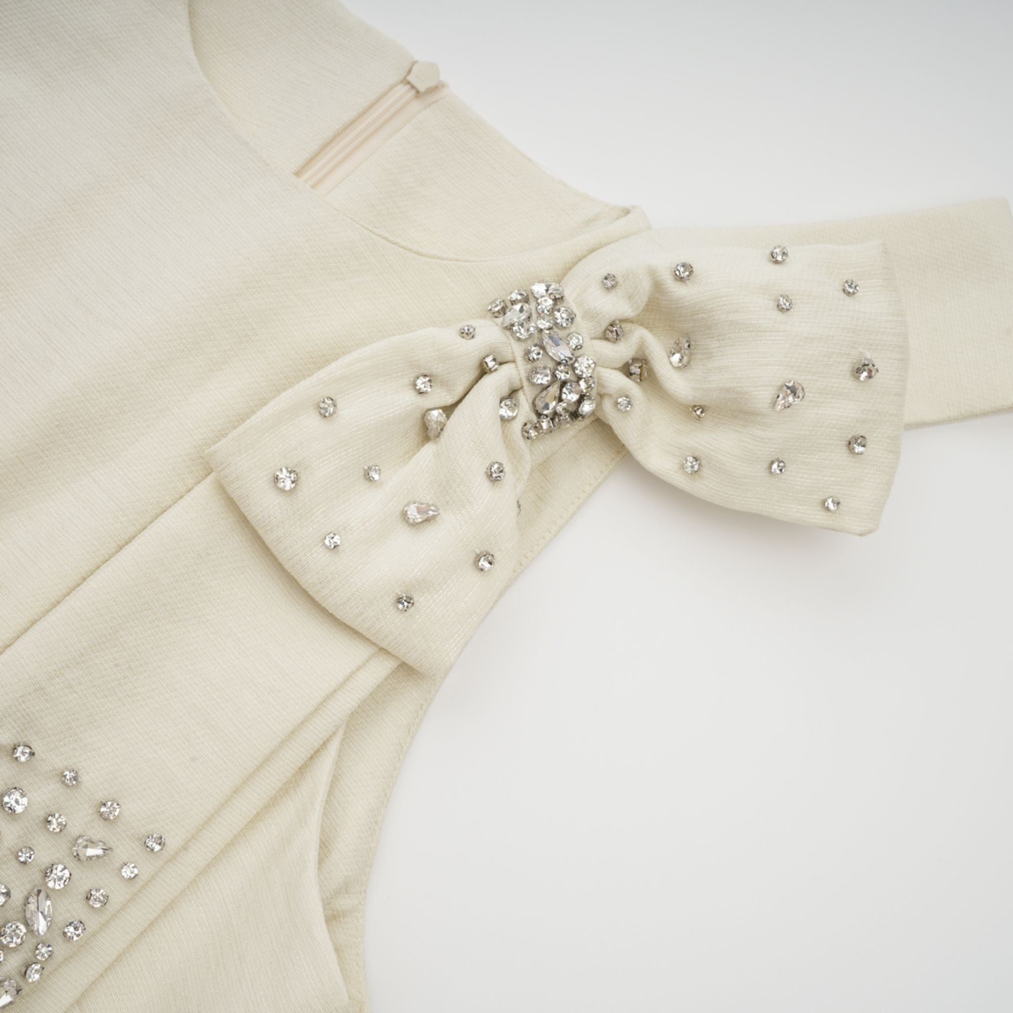 Robe midi Thérèse à nœud papillon et empiècements en tulle, couleur blanche (Vente définitive - États-Unis uniquement)
