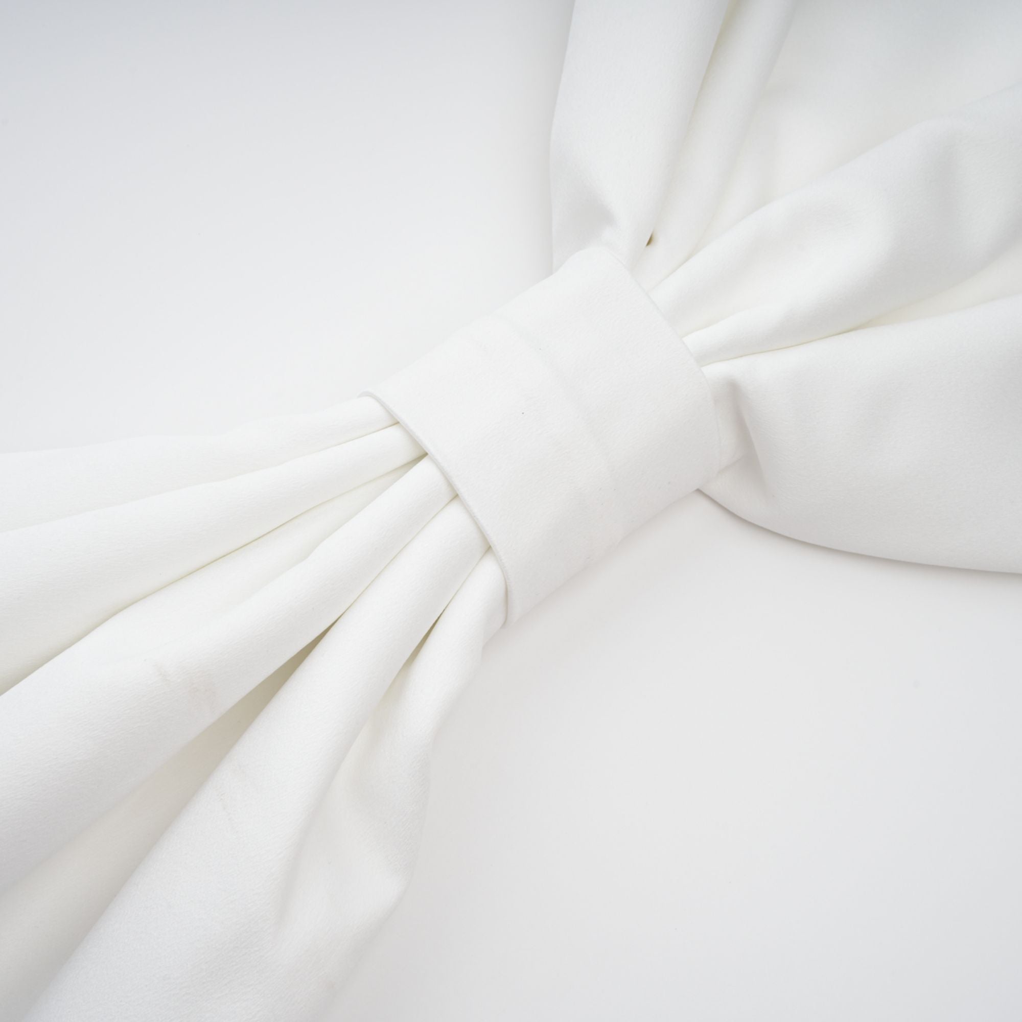 فستان كاميل وايت ماكسي بطول الأرض مع فيونكة كبيرة (بيع نهائي - الولايات المتحدة فقط)