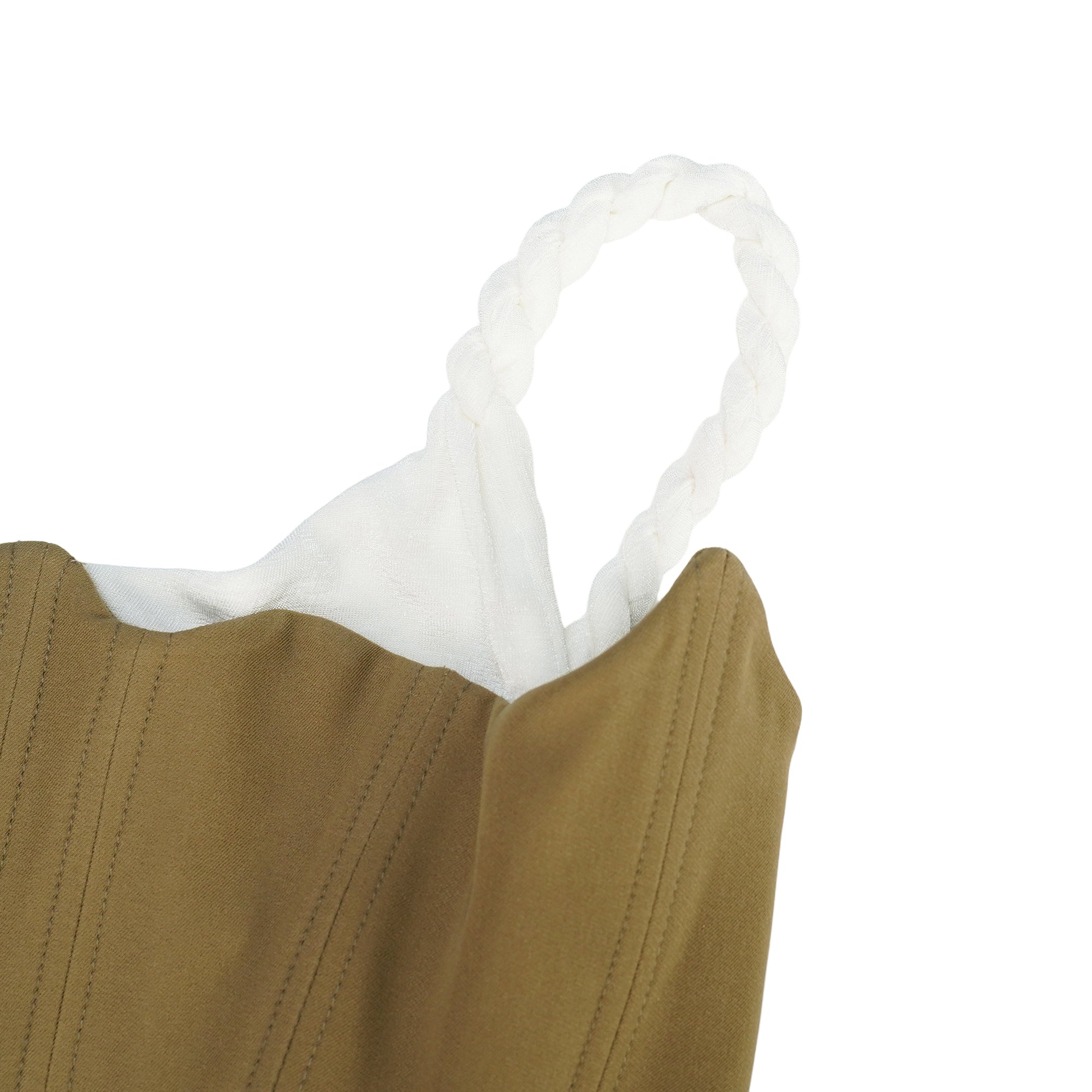 Mini-robe caraco blanche, avec un corsage structuré couleur beige et une jupe drapée à volants, agrémentée de cordons de serrage