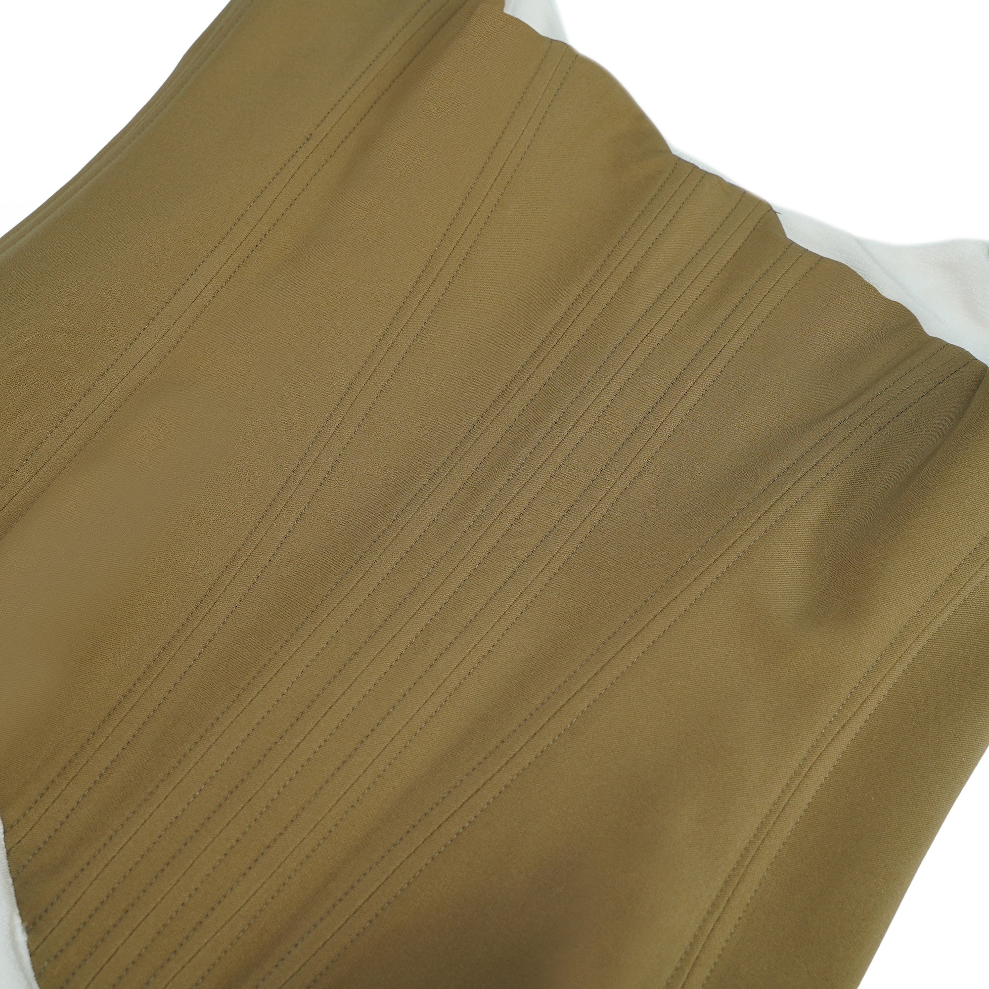 Mini-robe caraco blanche, avec un corsage structuré couleur beige et une jupe drapée à volants, agrémentée de cordons de serrage