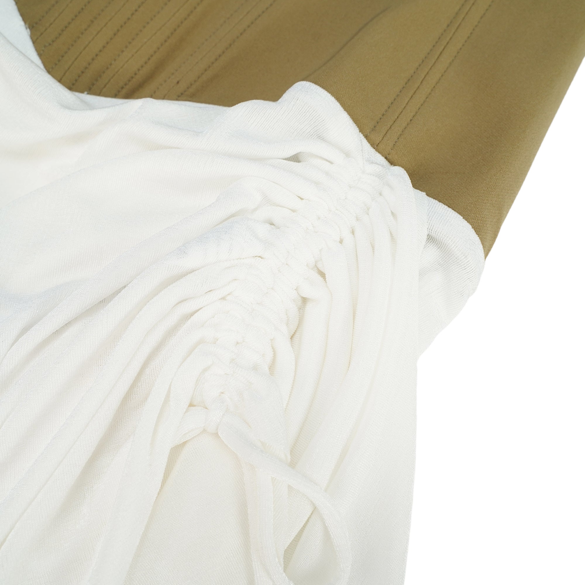 Mini-robe caraco blanche, avec un corsage structuré couleur beige et une jupe drapée à volants, agrémentée de cordons de serrage