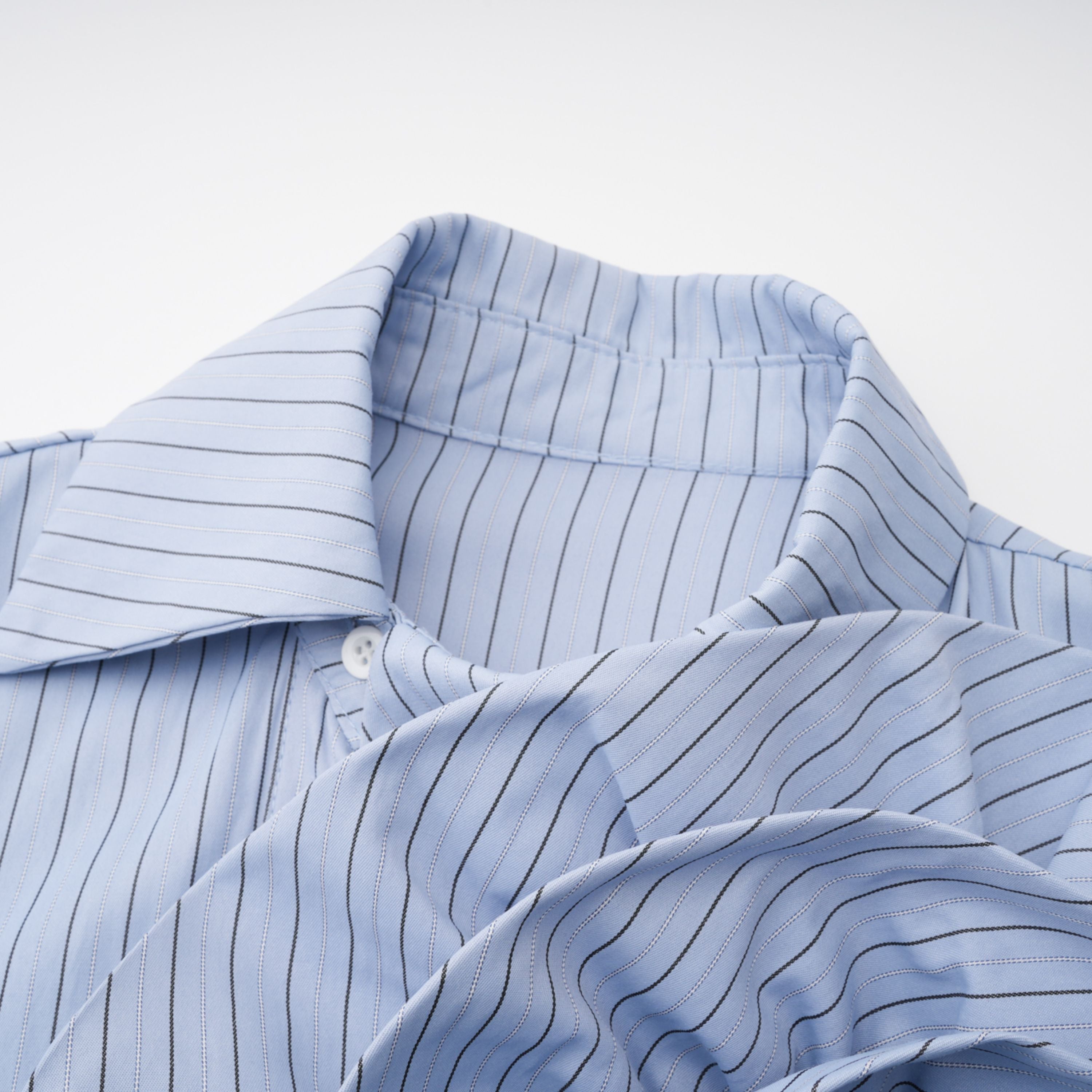 Chemise bleue à rayures fines et motifs pétales en 3D