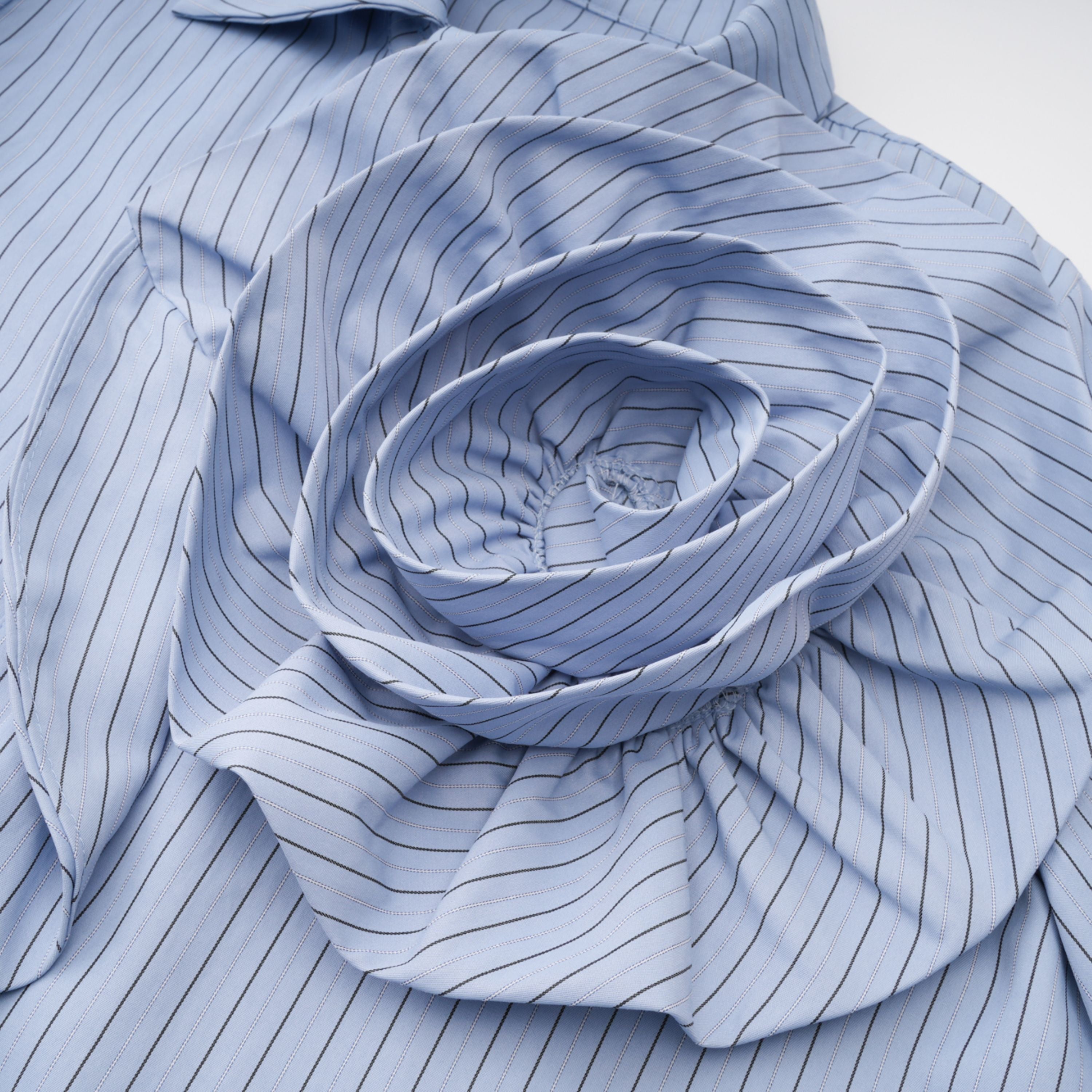 Chemise bleue à rayures fines et motifs pétales en 3D