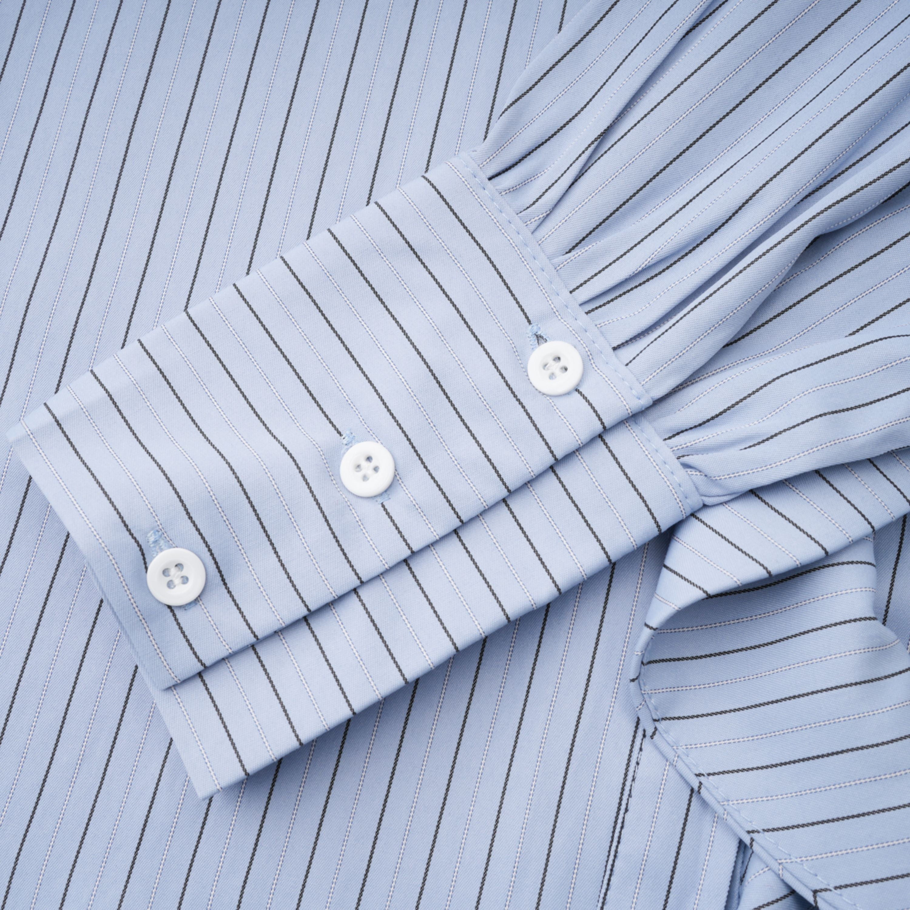 Chemise bleue à rayures fines et motifs pétales en 3D