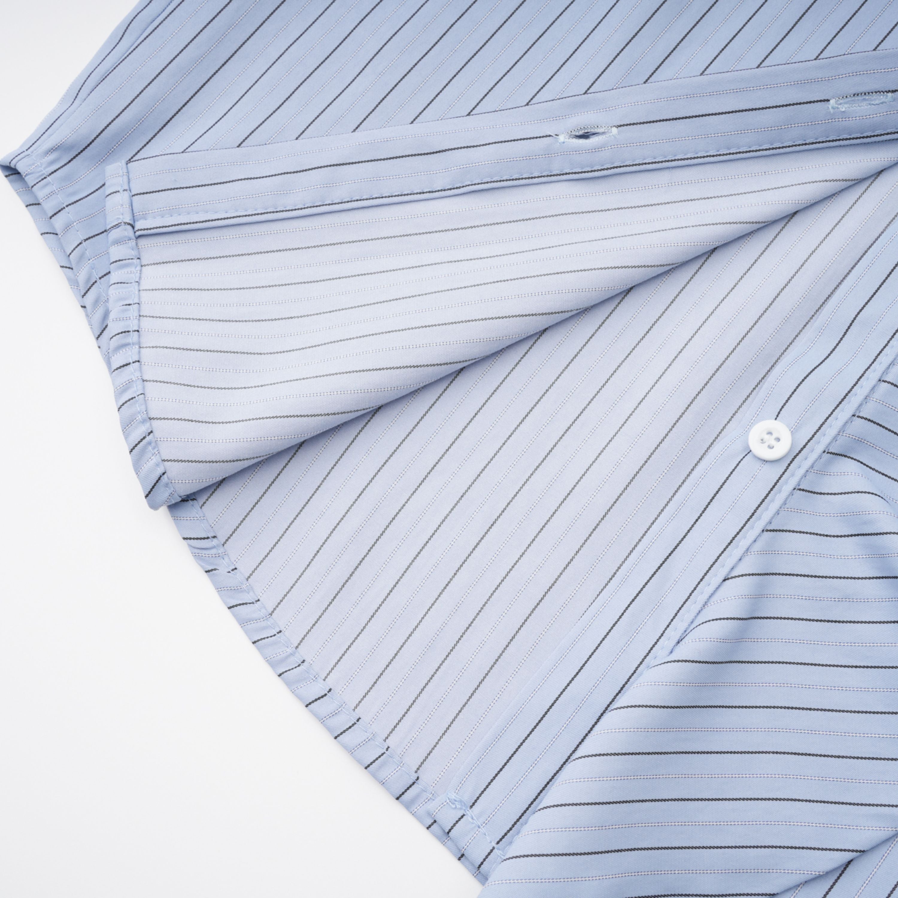 Chemise bleue à rayures fines et motifs pétales en 3D