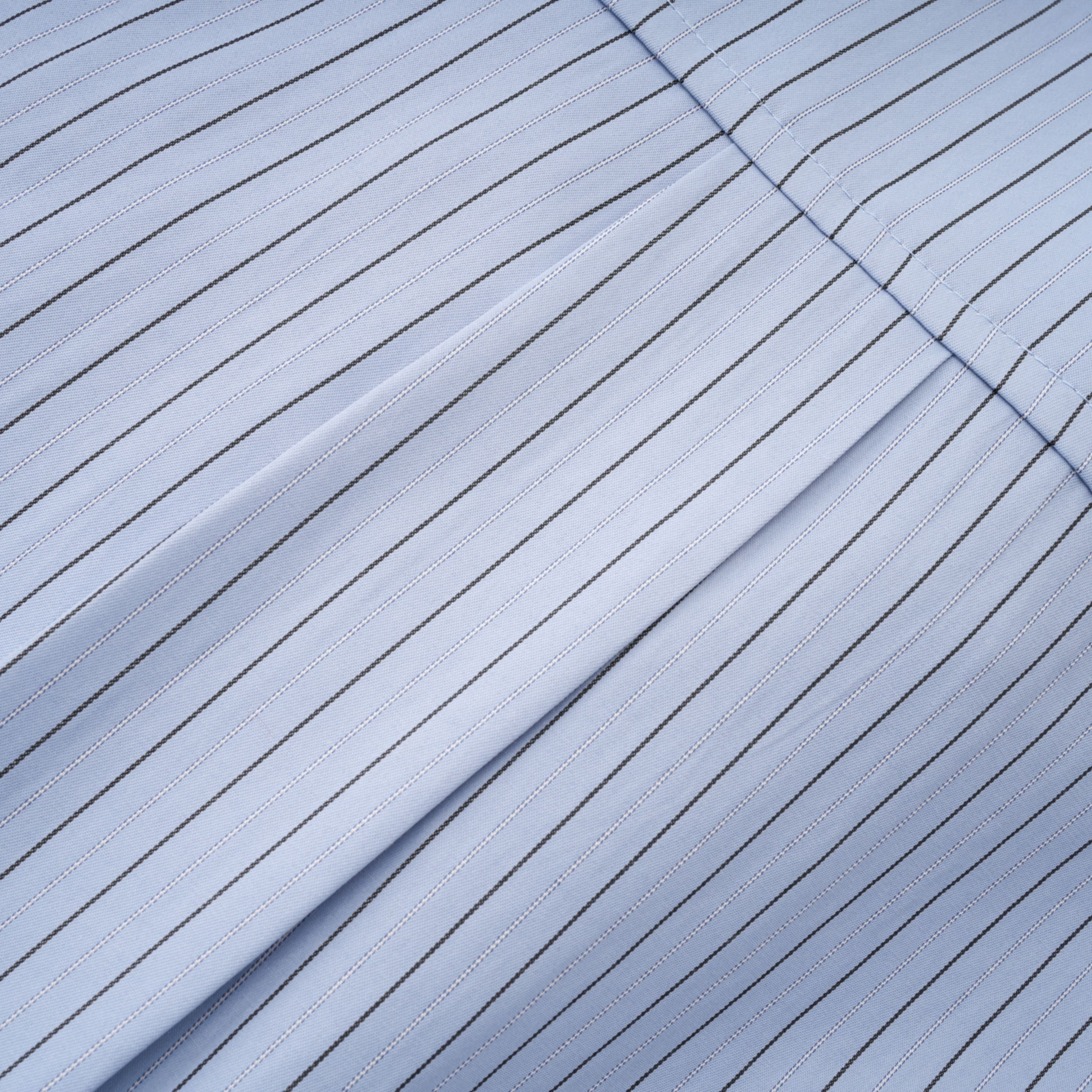 Chemise bleue à rayures fines et motifs pétales en 3D