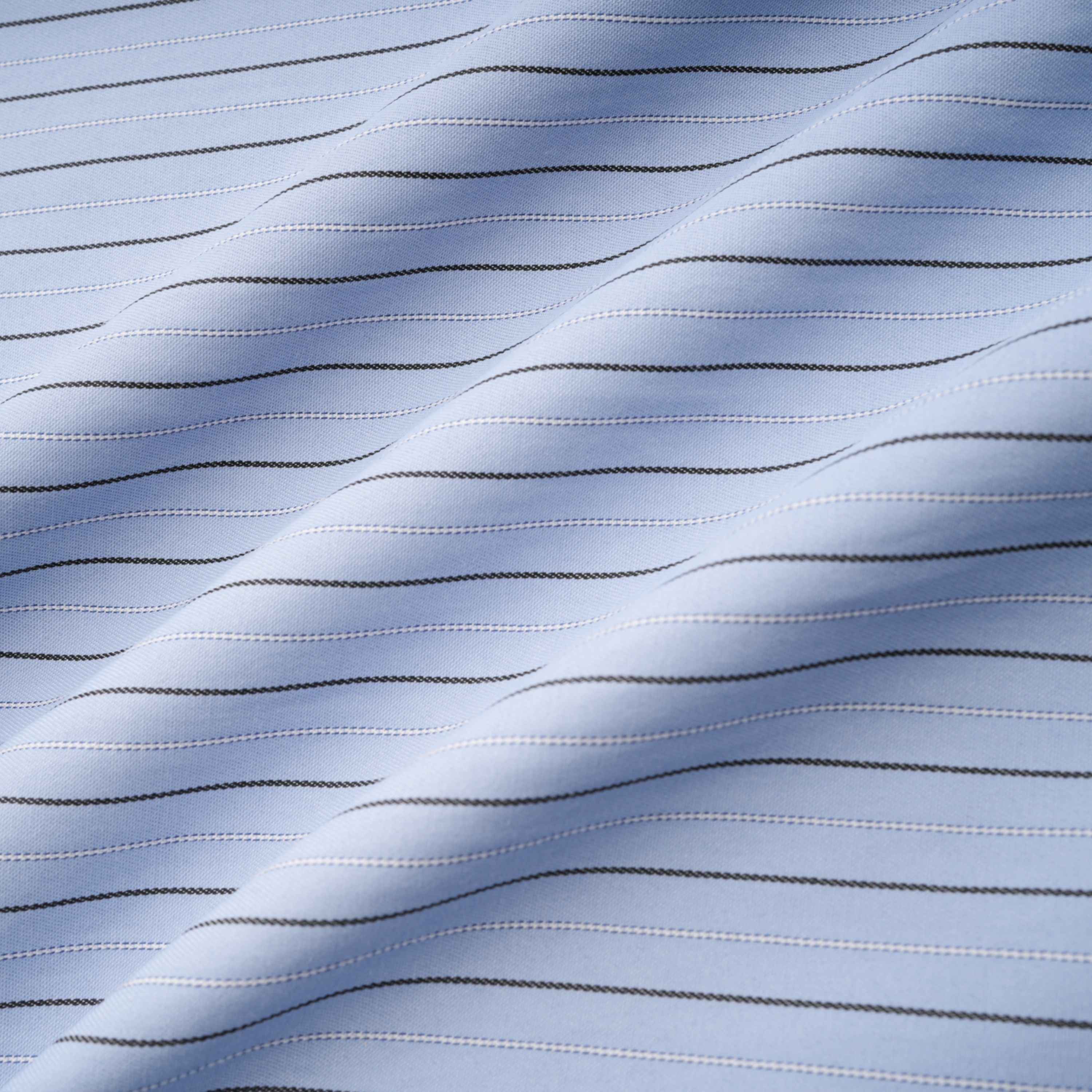 Chemise bleue à rayures fines et motifs pétales en 3D