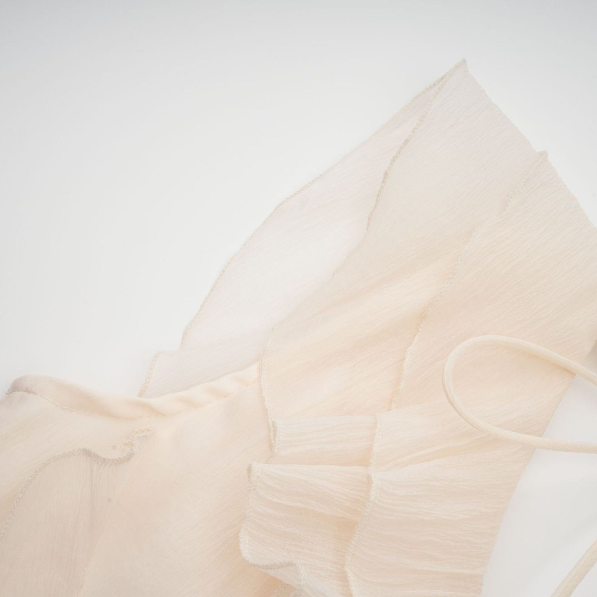 Mini-robe à volants superposés et fleurs artificielles Hélène (Vente définitive - États-Unis uniquement)