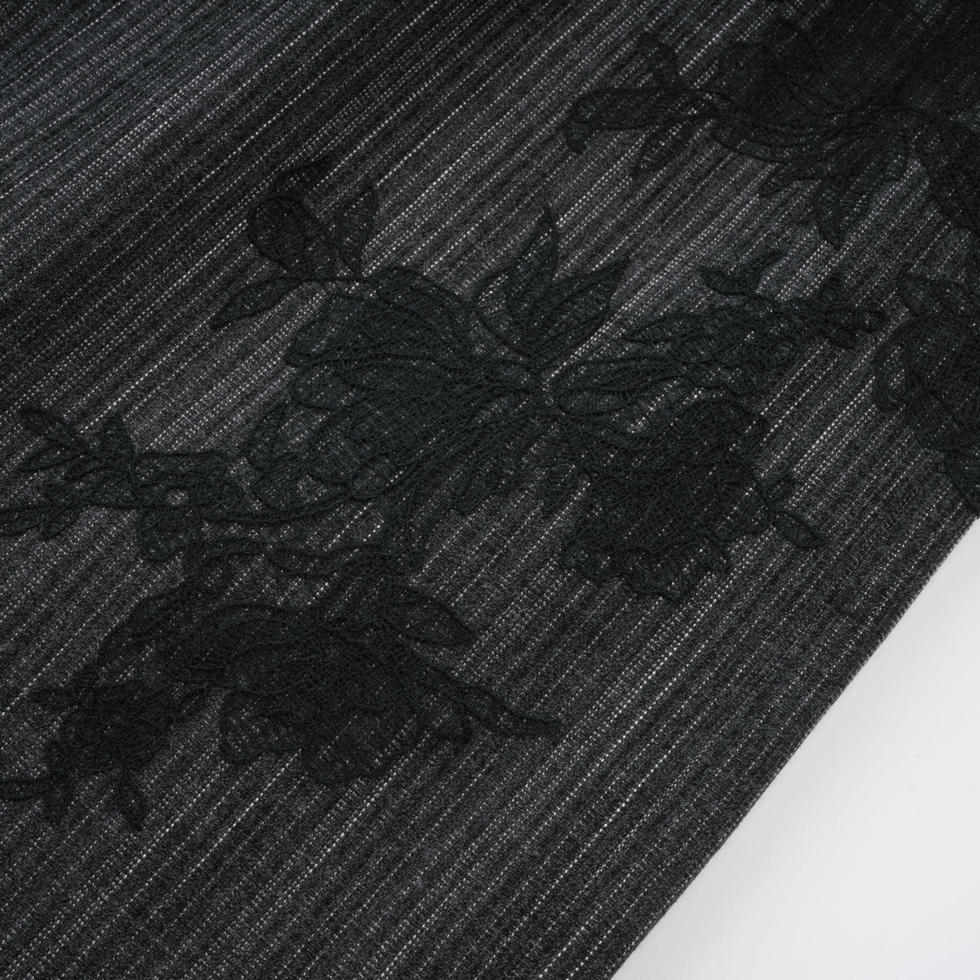 Ensemble blazer et jupe à rayures avec appliqués floraux Sidonie Grey (Vente définitive - États-Unis uniquement)