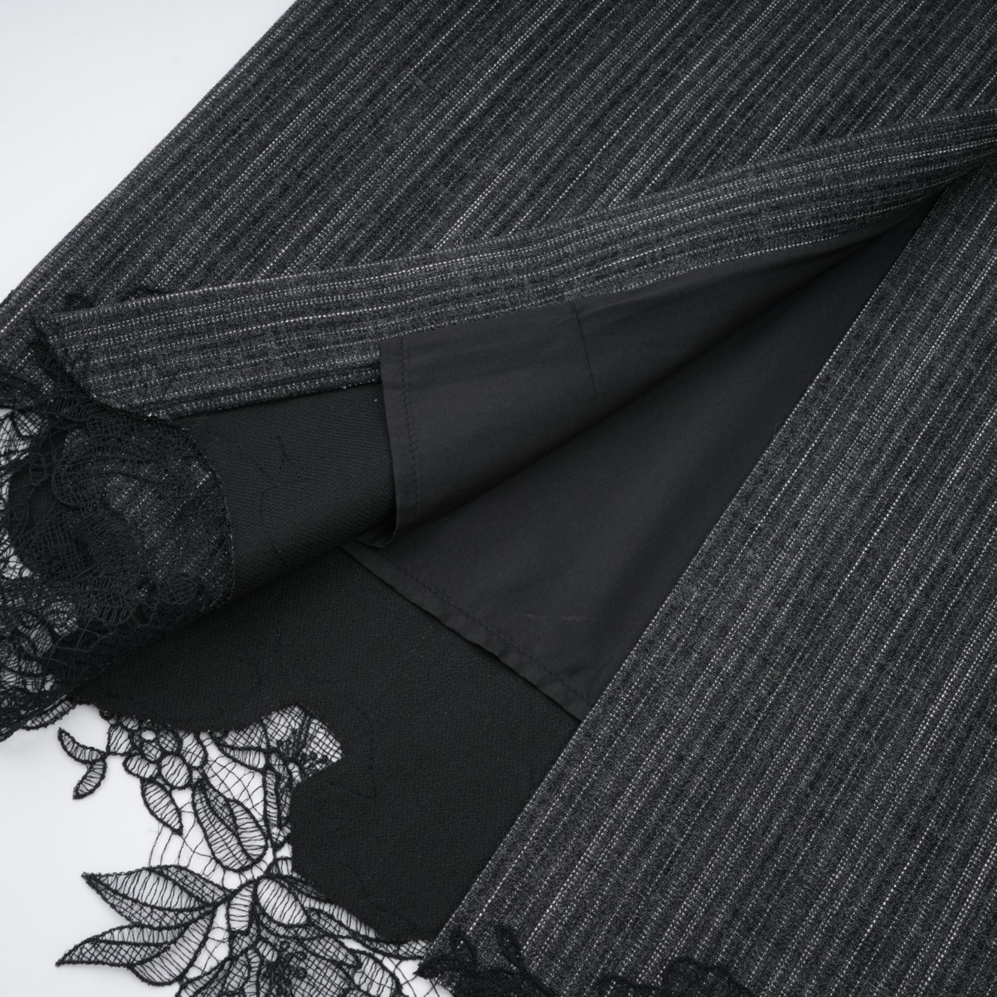 Ensemble blazer et jupe à rayures avec appliqués floraux Sidonie Grey (Vente définitive - États-Unis uniquement)