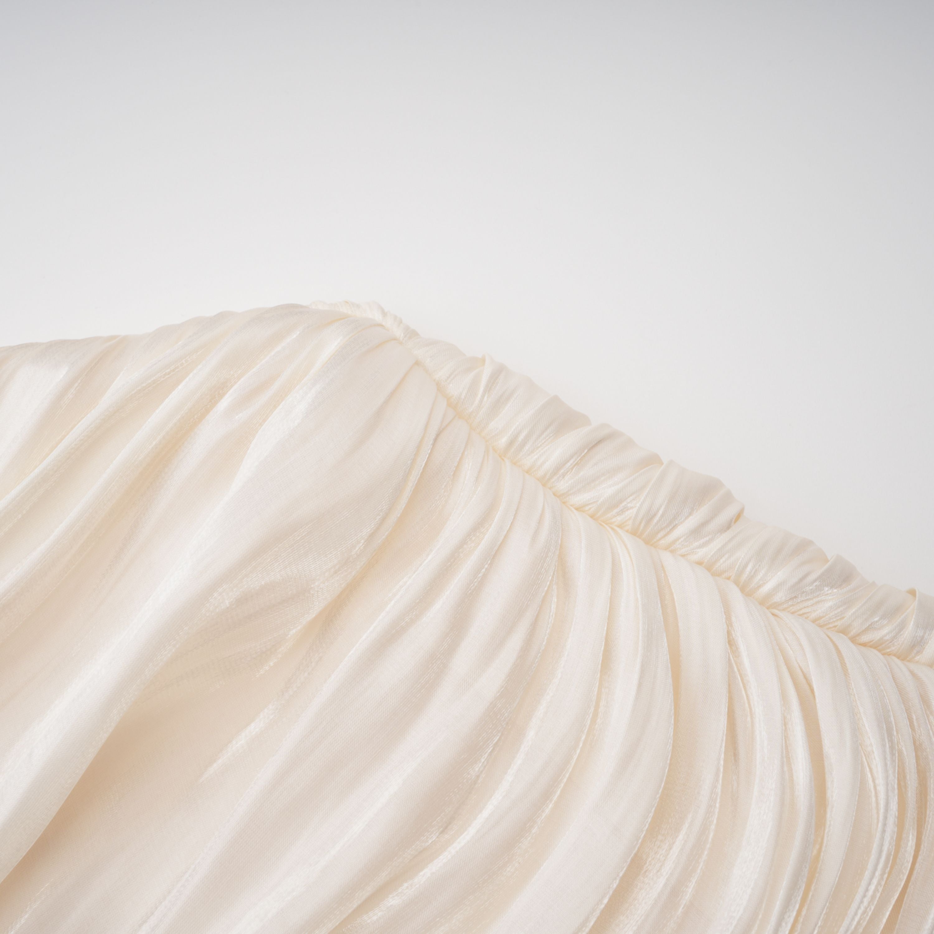 Robe longue à volants et cape froncée