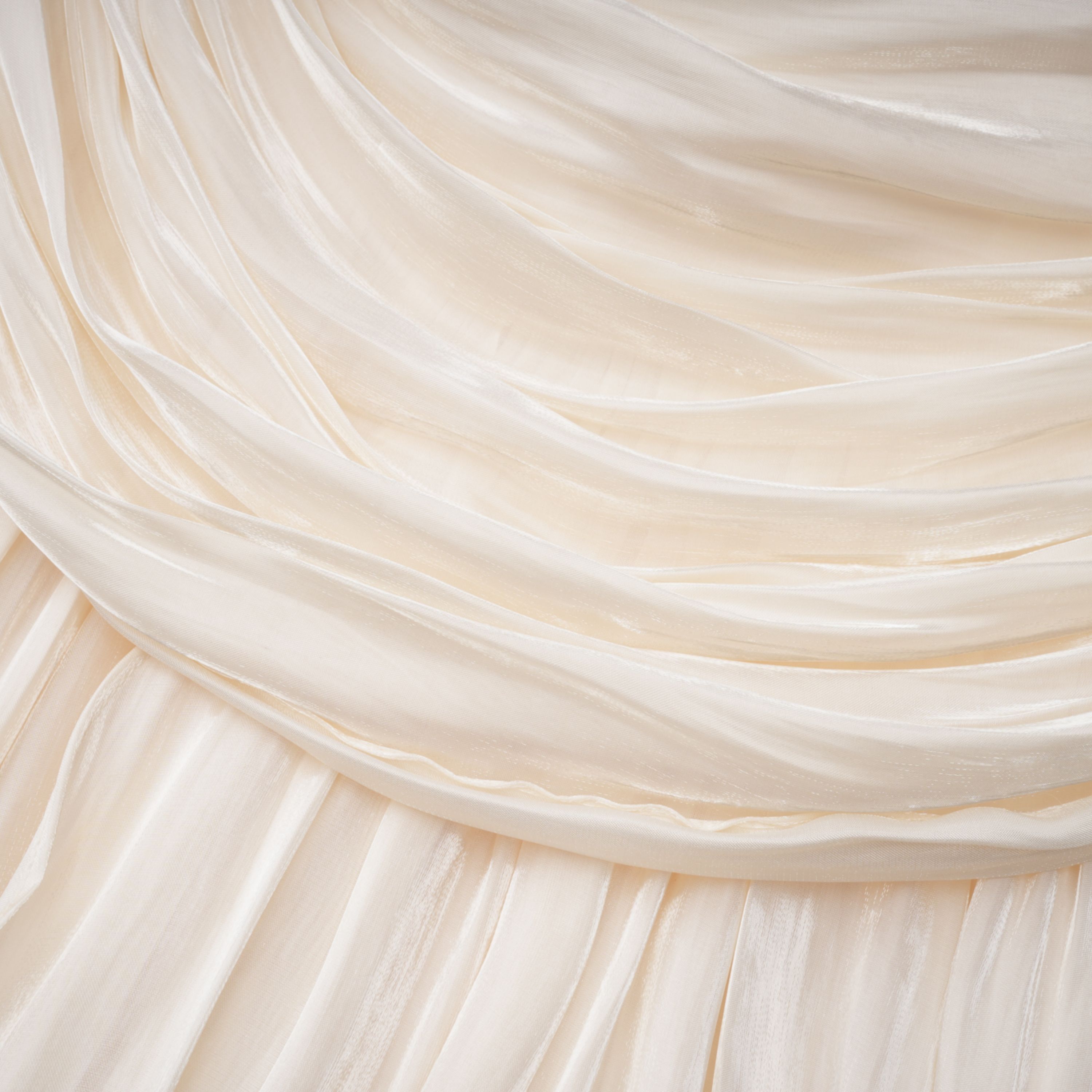 Robe longue à volants et cape froncée